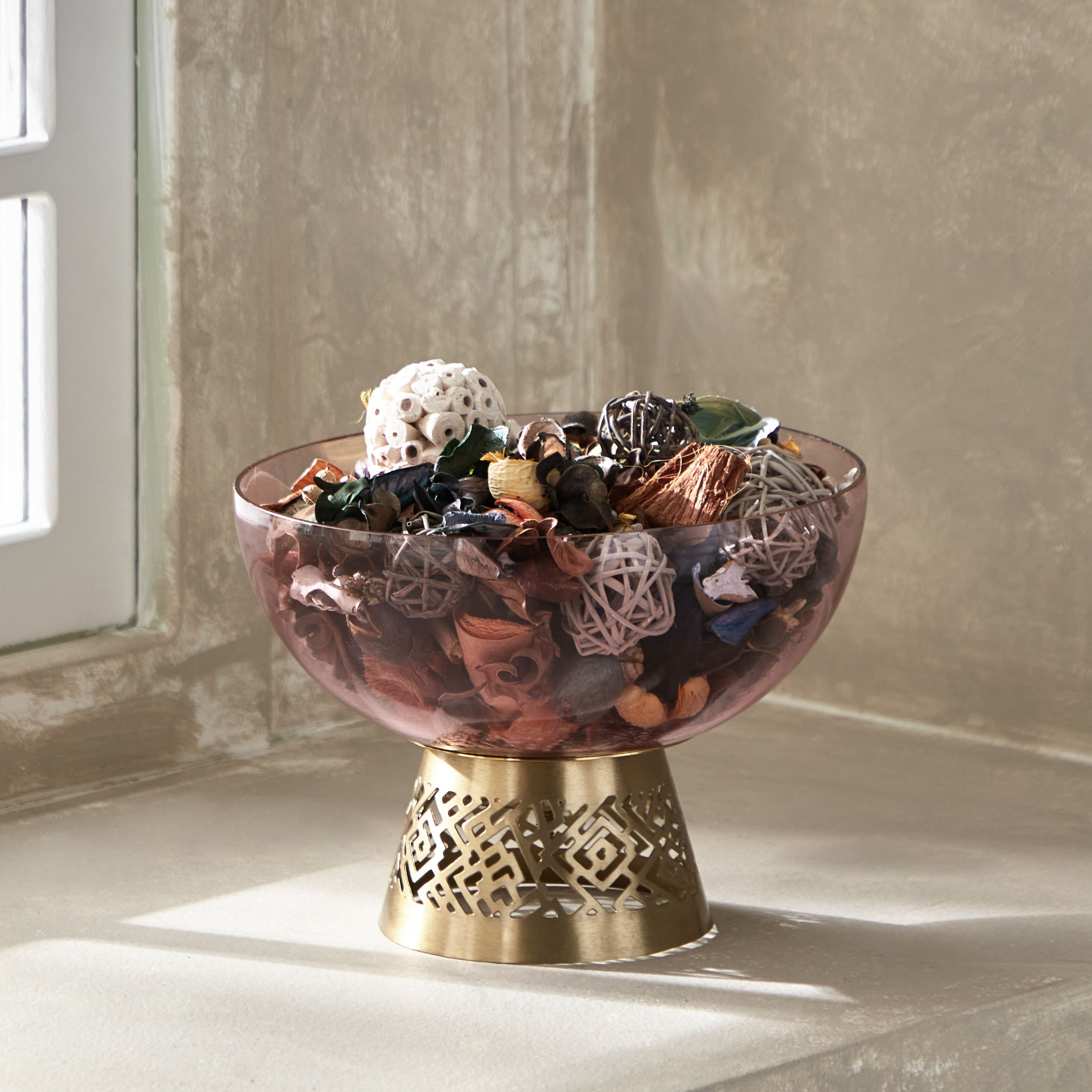 حامل شموع من زجاج بلش مع وعاء معدن بتصميم مفرغ من هيرين - 15x15x25 سم-hbxdecorandfurnishings-homeaccessories-bowls-image-1