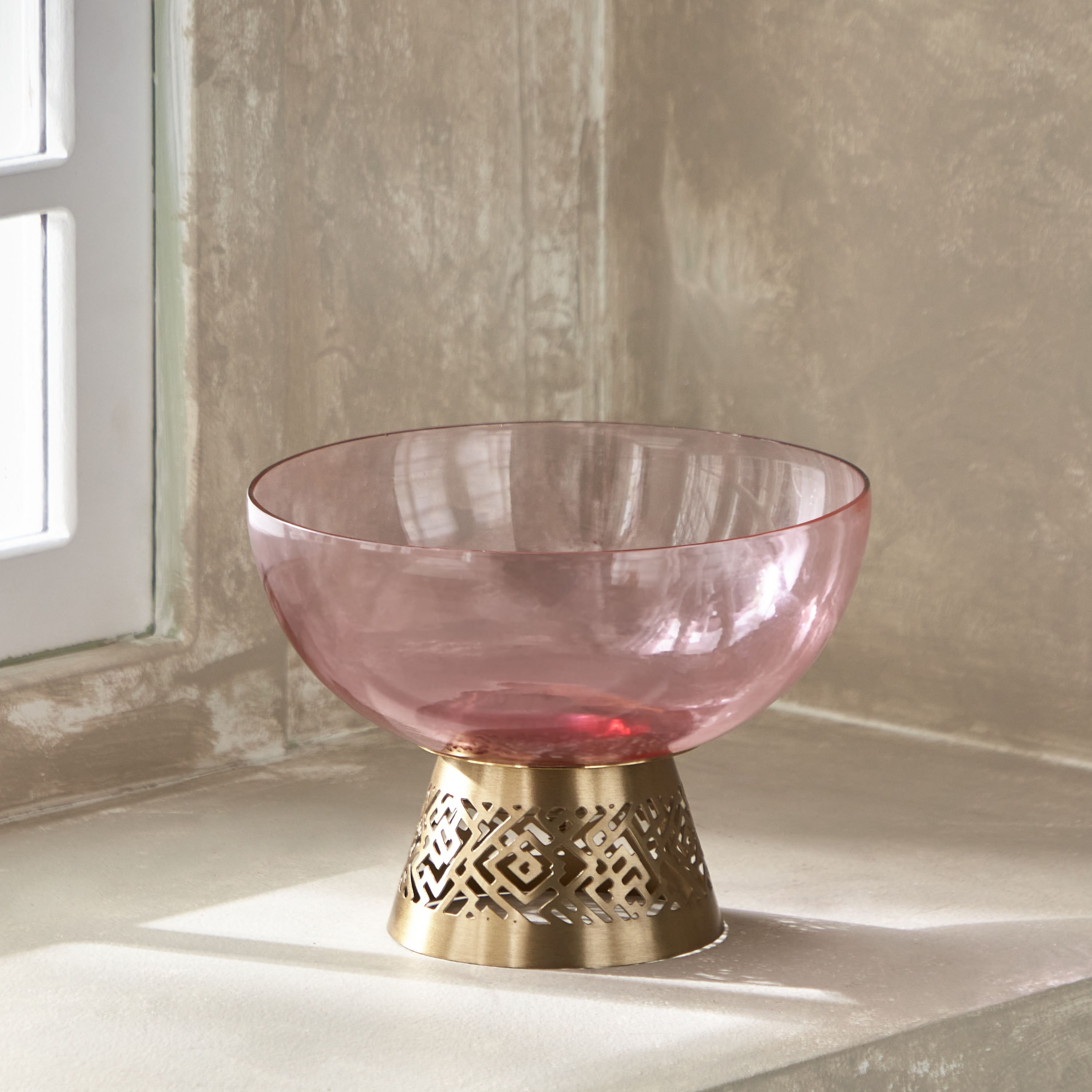 حامل شموع من زجاج بلش مع وعاء معدن بتصميم مفرغ من هيرين - 15x15x25 سم-hbxdecorandfurnishings-homeaccessories-bowls-image-2