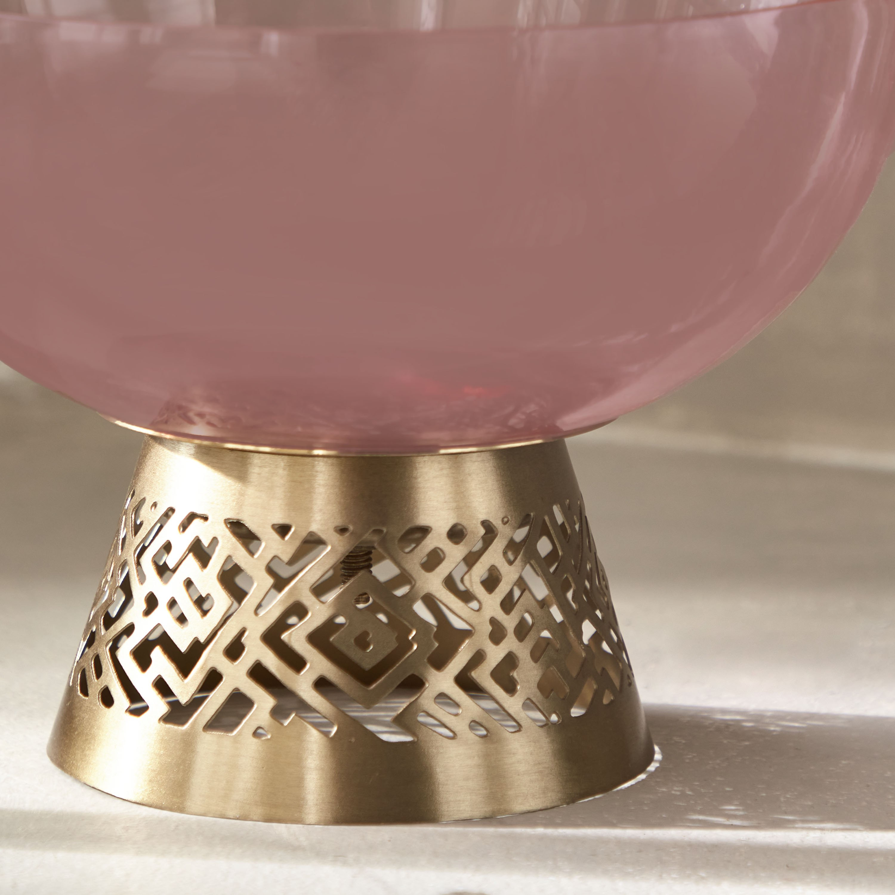 حامل شموع من زجاج بلش مع وعاء معدن بتصميم مفرغ من هيرين - 15x15x25 سم-hbxdecorandfurnishings-homeaccessories-bowls-image-3