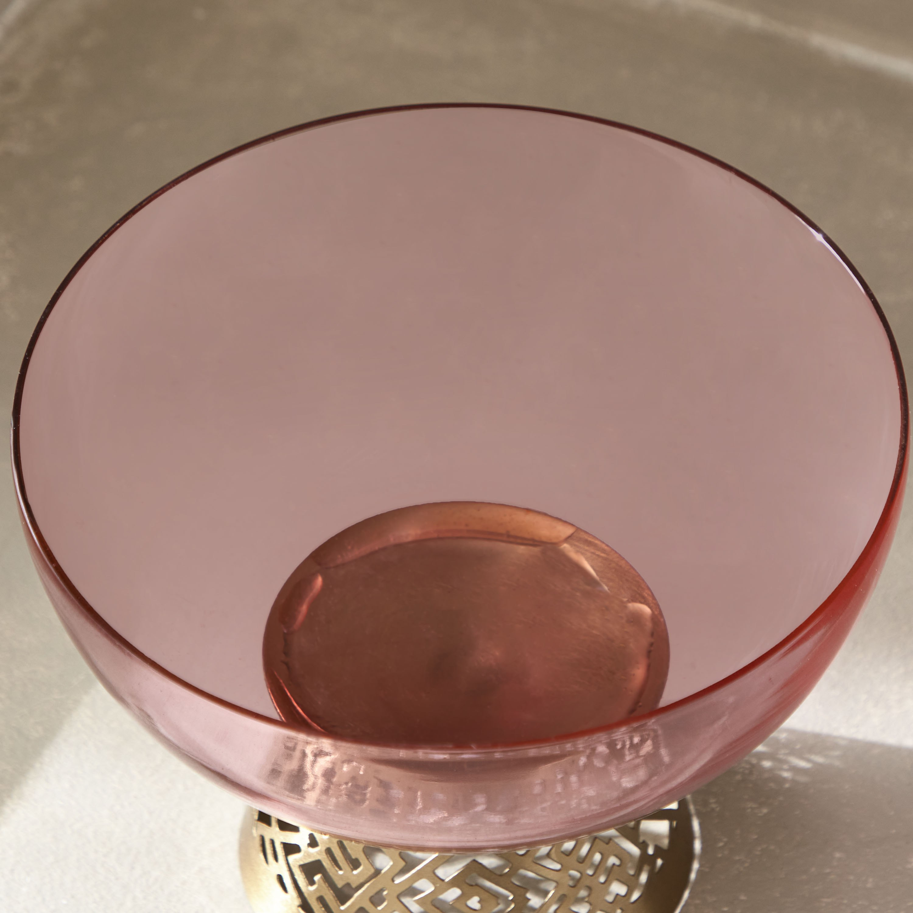 حامل شموع من زجاج بلش مع وعاء معدن بتصميم مفرغ من هيرين - 15x15x25 سم-hbxdecorandfurnishings-homeaccessories-bowls-image-4