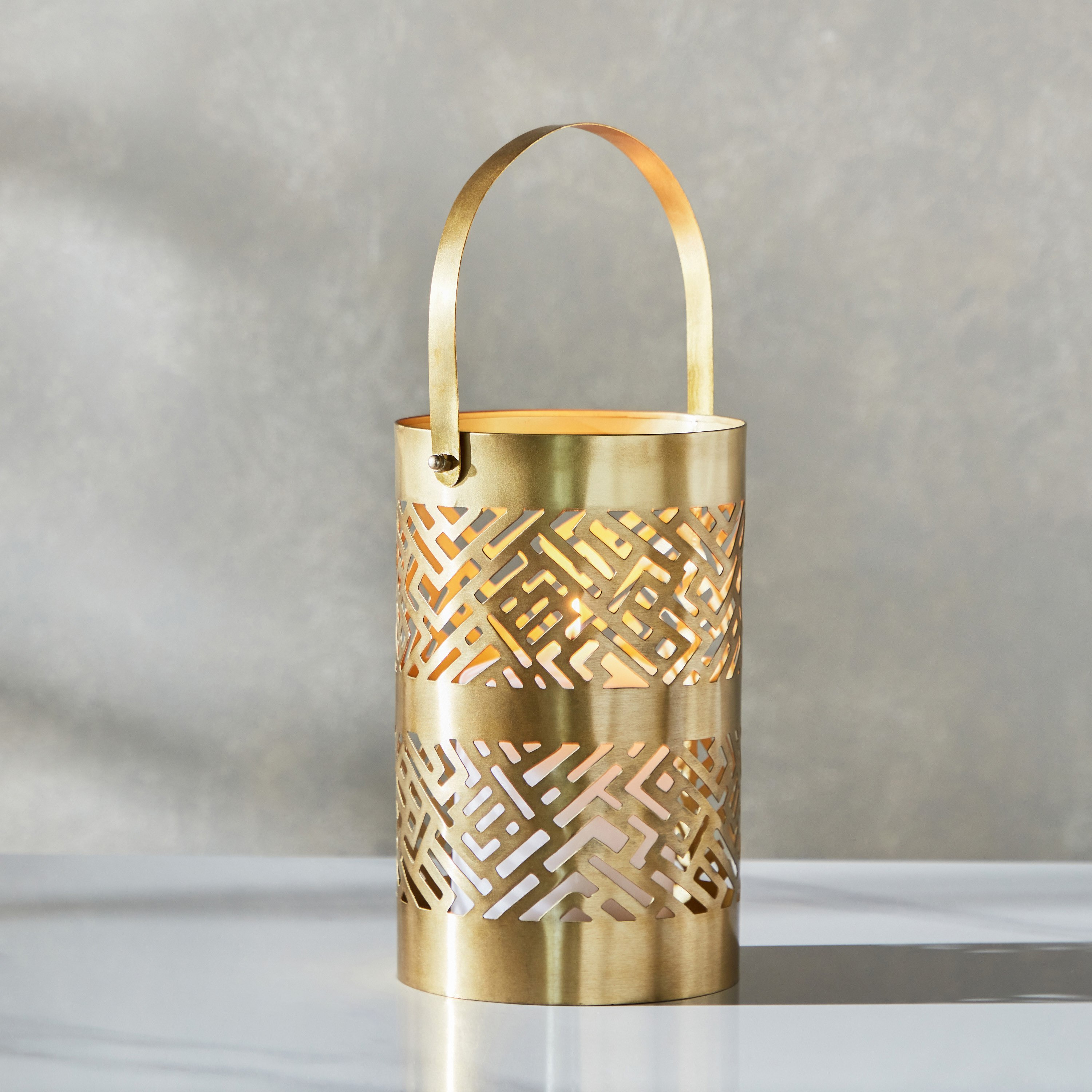 فانوس معدني معلق بتصاميم مفرغة من هيرين - 15x15x25 سم-hbxdecorandfurnishings-homeaccessories-lanterns-image-1