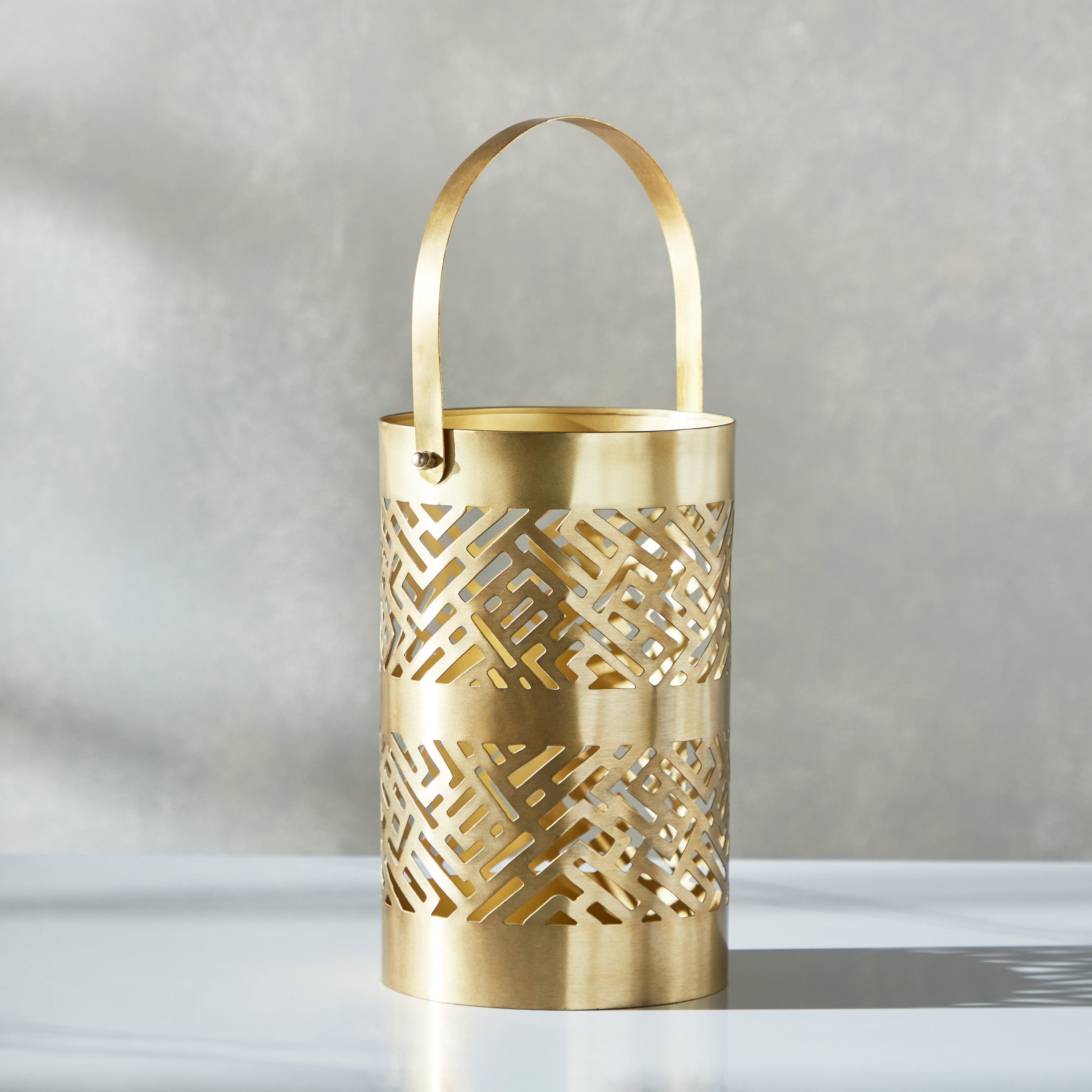 فانوس معدني معلق بتصاميم مفرغة من هيرين - 15x15x25 سم-hbxdecorandfurnishings-homeaccessories-lanterns-image-2