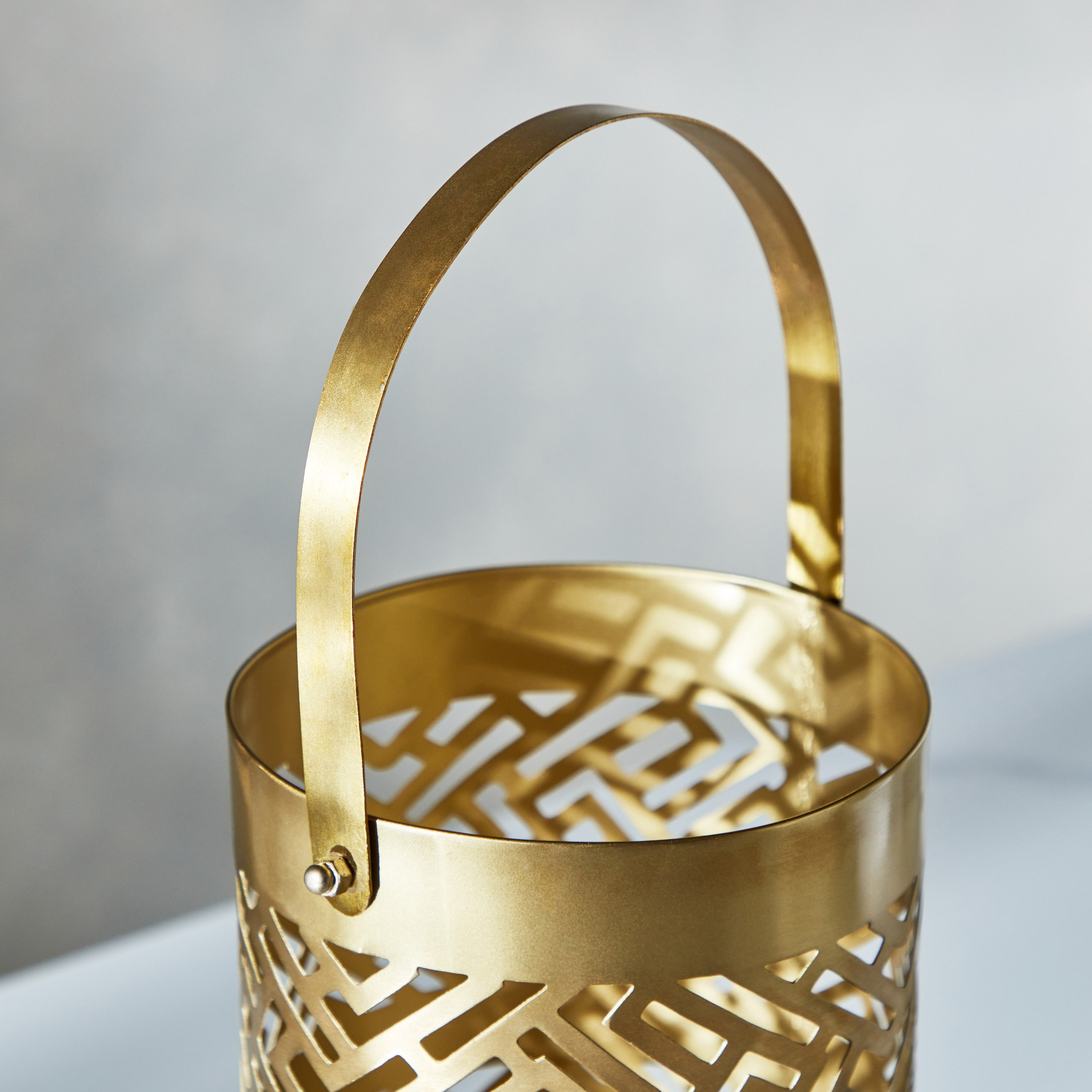 فانوس معدني معلق بتصاميم مفرغة من هيرين - 15x15x25 سم-hbxdecorandfurnishings-homeaccessories-lanterns-image-3