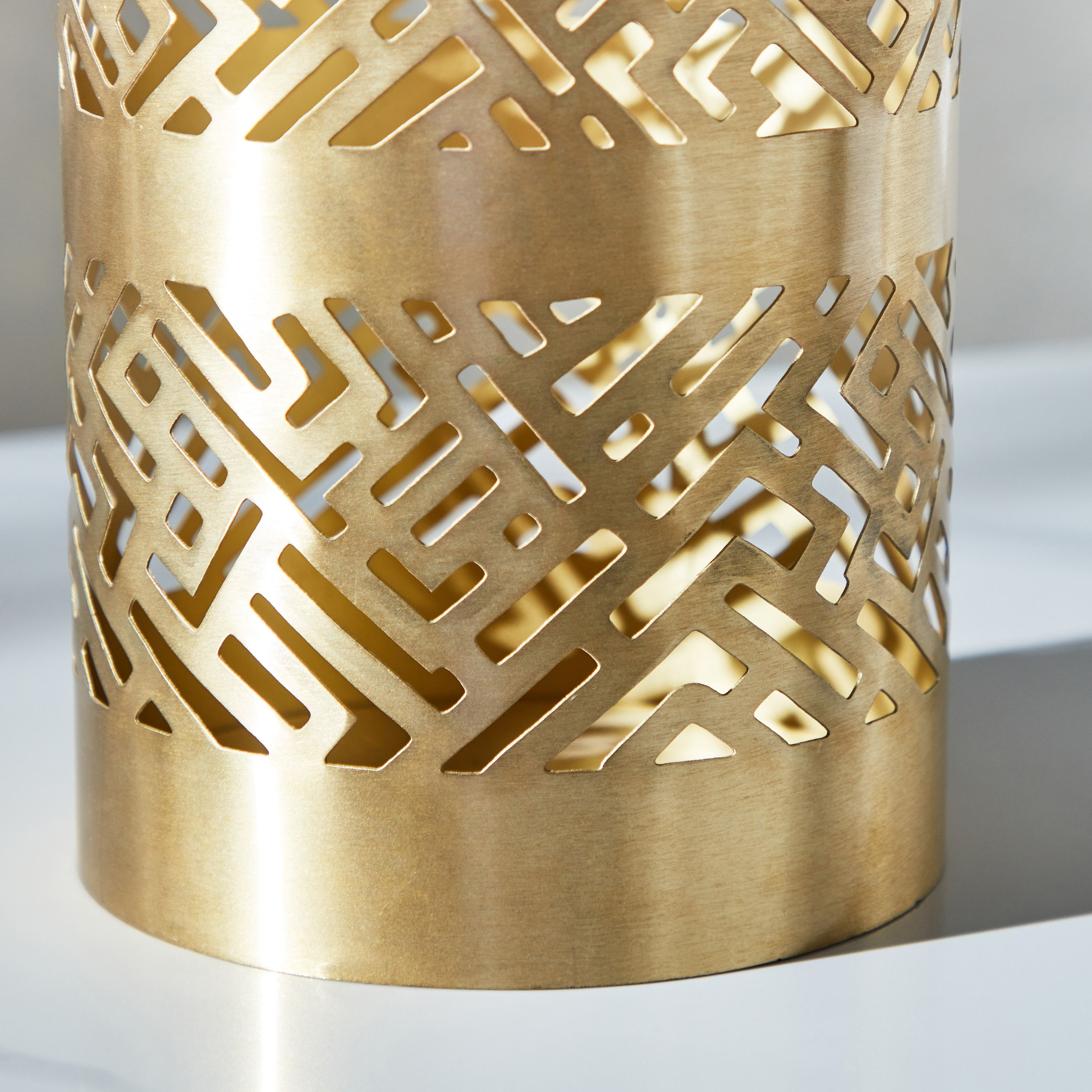 فانوس معدني معلق بتصاميم مفرغة من هيرين - 15x15x25 سم-hbxdecorandfurnishings-homeaccessories-lanterns-image-4