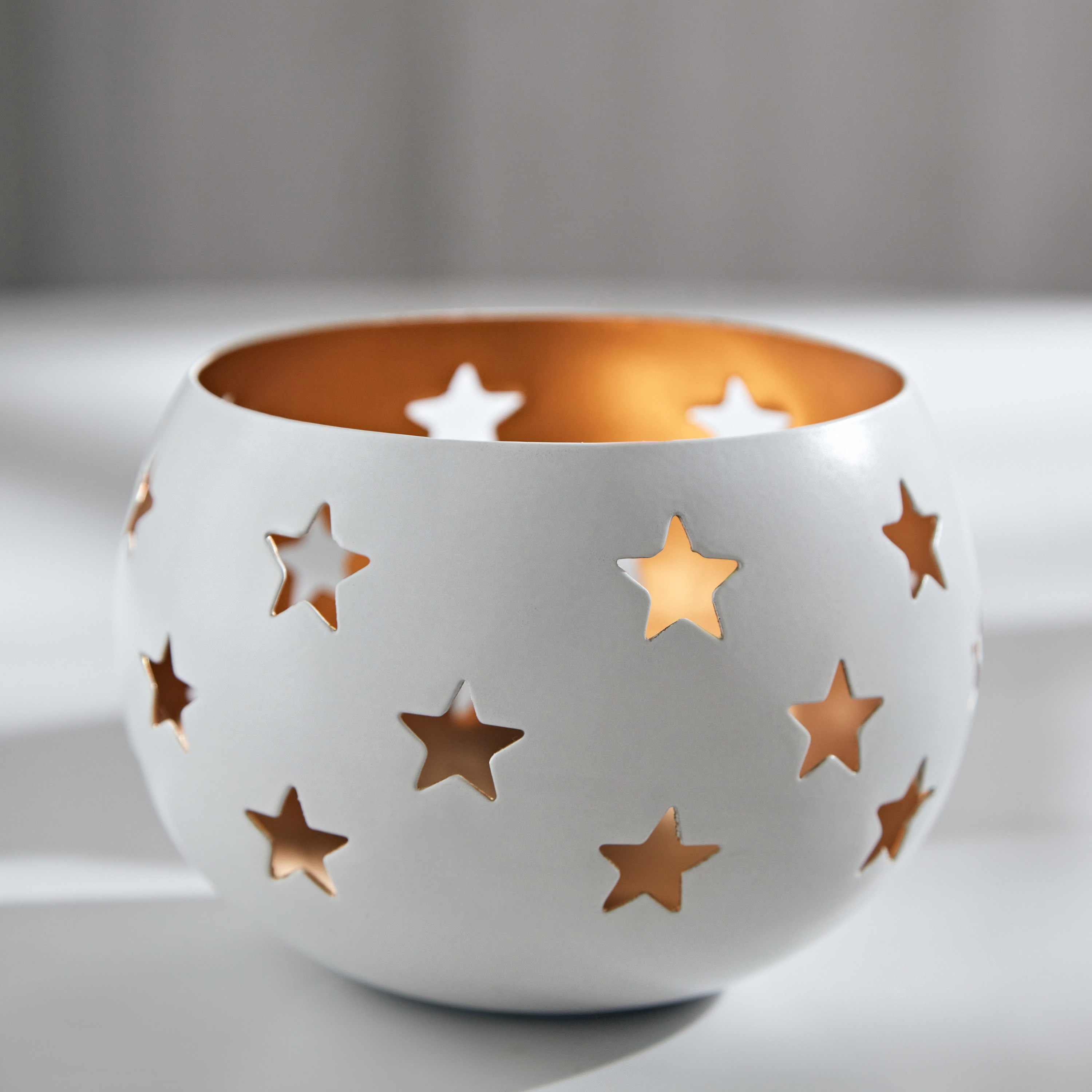 حامل شموع صغيرة معدن بنجمة مفرغة من سكرافت- 9.5x9.5x7 سم-hbxlivingroom-decorandaccessories-candleholders-image-1