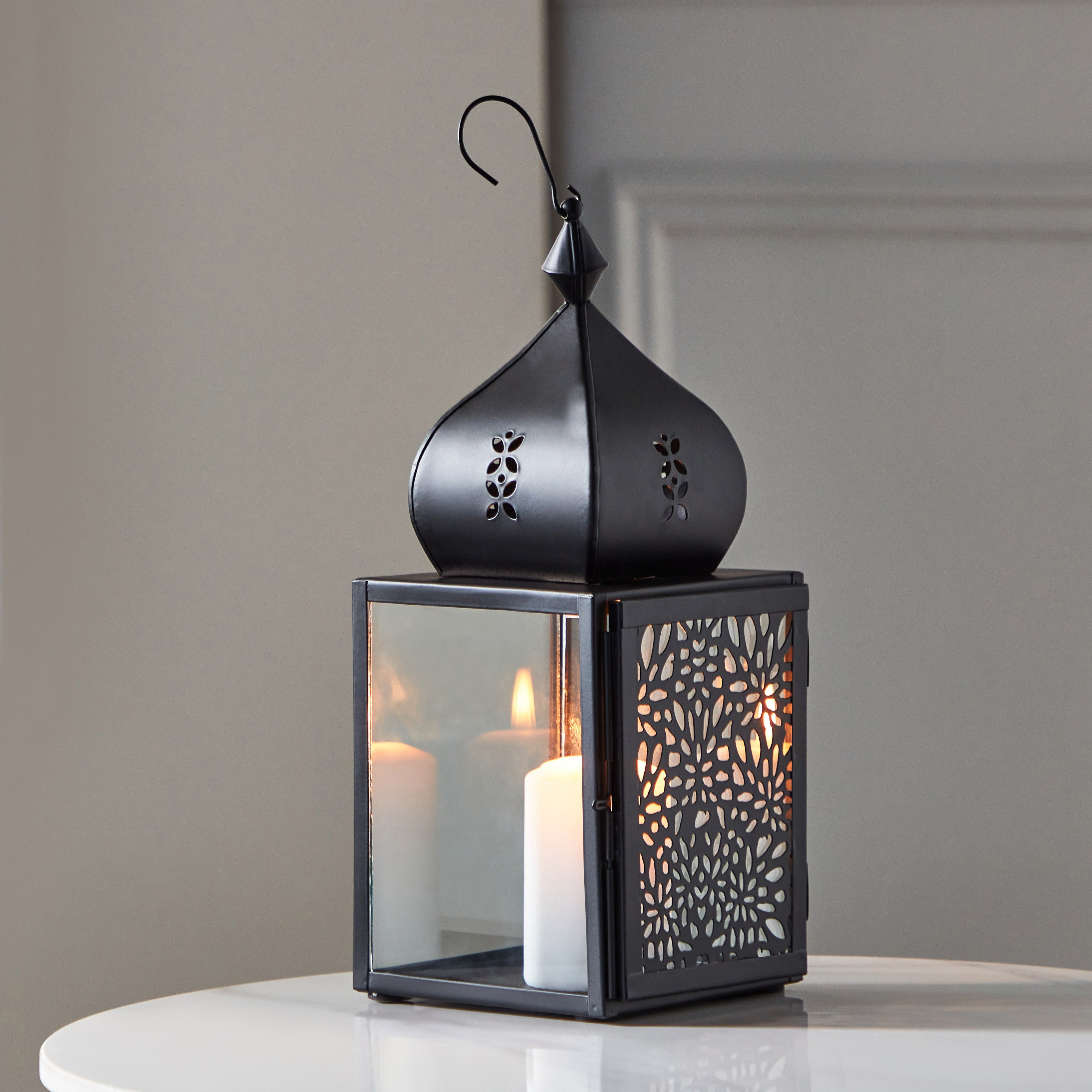 فانوس معدني بتفاصيل مفرّغة من كينسين - 13x13x32 سم-hbxdecorandfurnishings-homeaccessories-lanterns-image-1