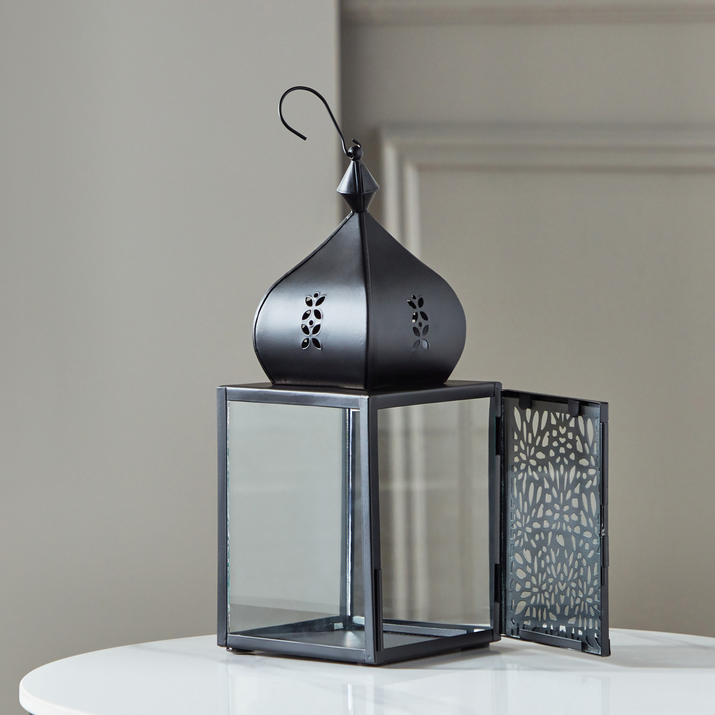 فانوس معدني بتفاصيل مفرّغة من كينسين - 13x13x32 سم-hbxdecorandfurnishings-homeaccessories-lanterns-image-2