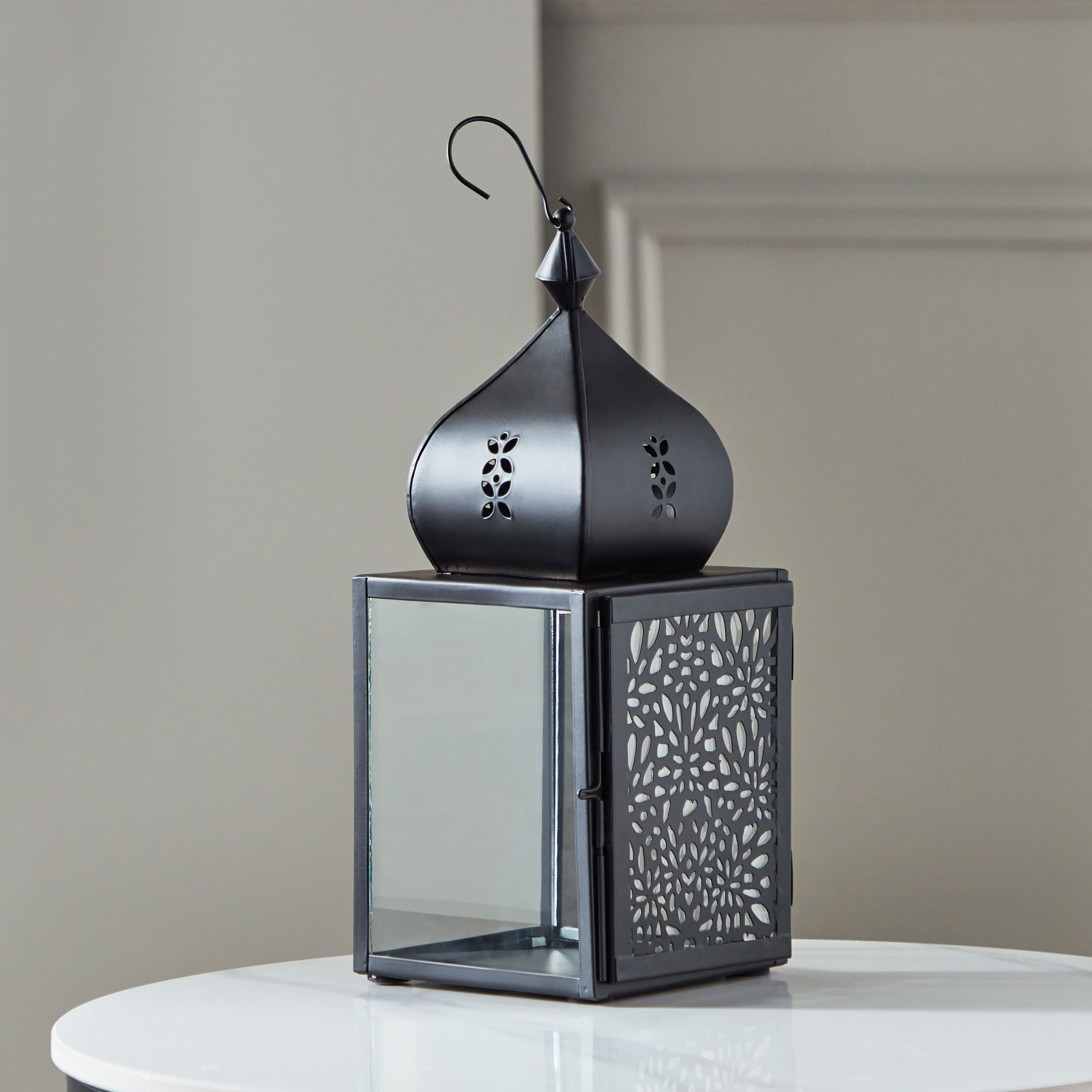 فانوس معدني بتفاصيل مفرّغة من كينسين - 13x13x32 سم-hbxdecorandfurnishings-homeaccessories-lanterns-image-3