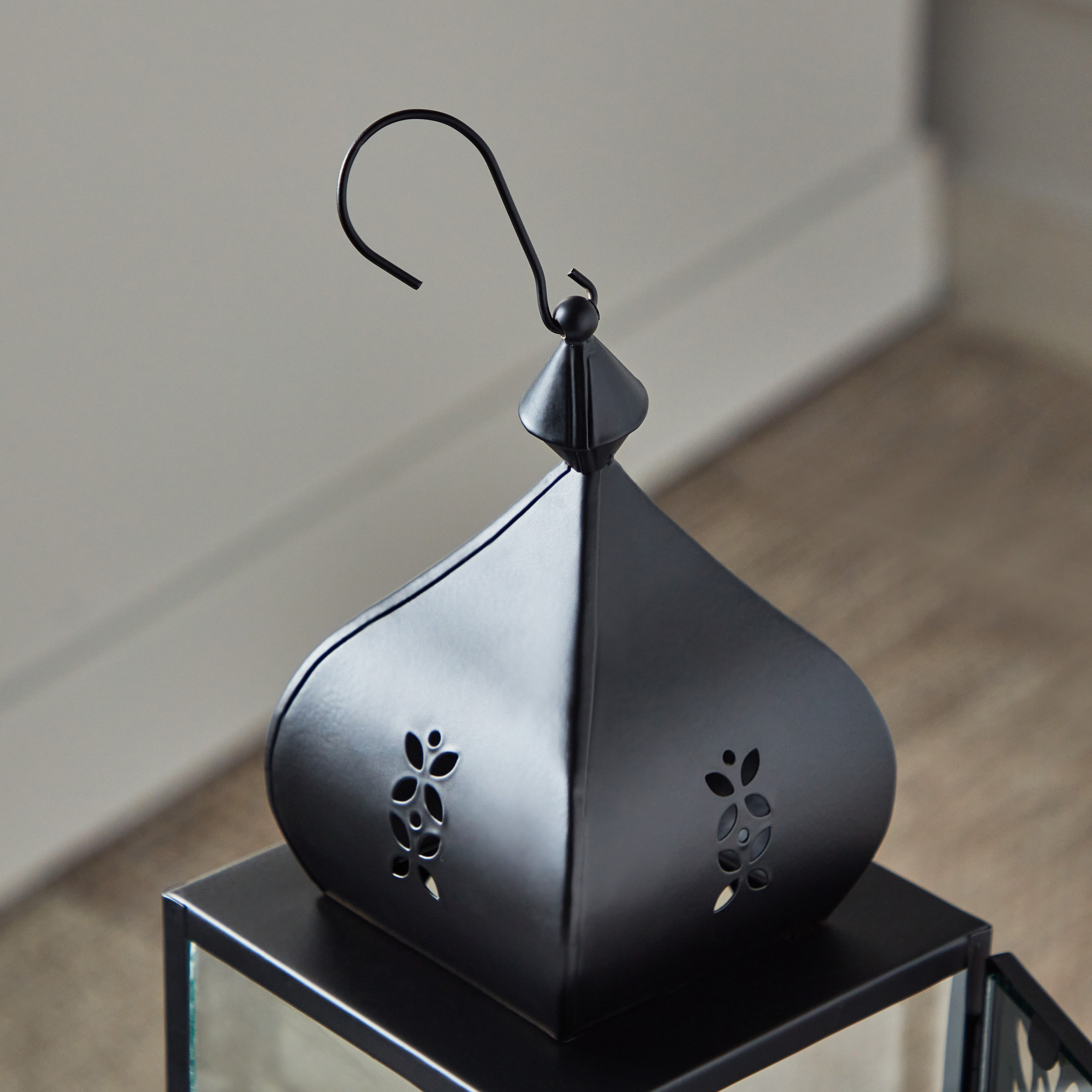 فانوس معدني بتفاصيل مفرّغة من كينسين - 13x13x32 سم-hbxdecorandfurnishings-homeaccessories-lanterns-image-4