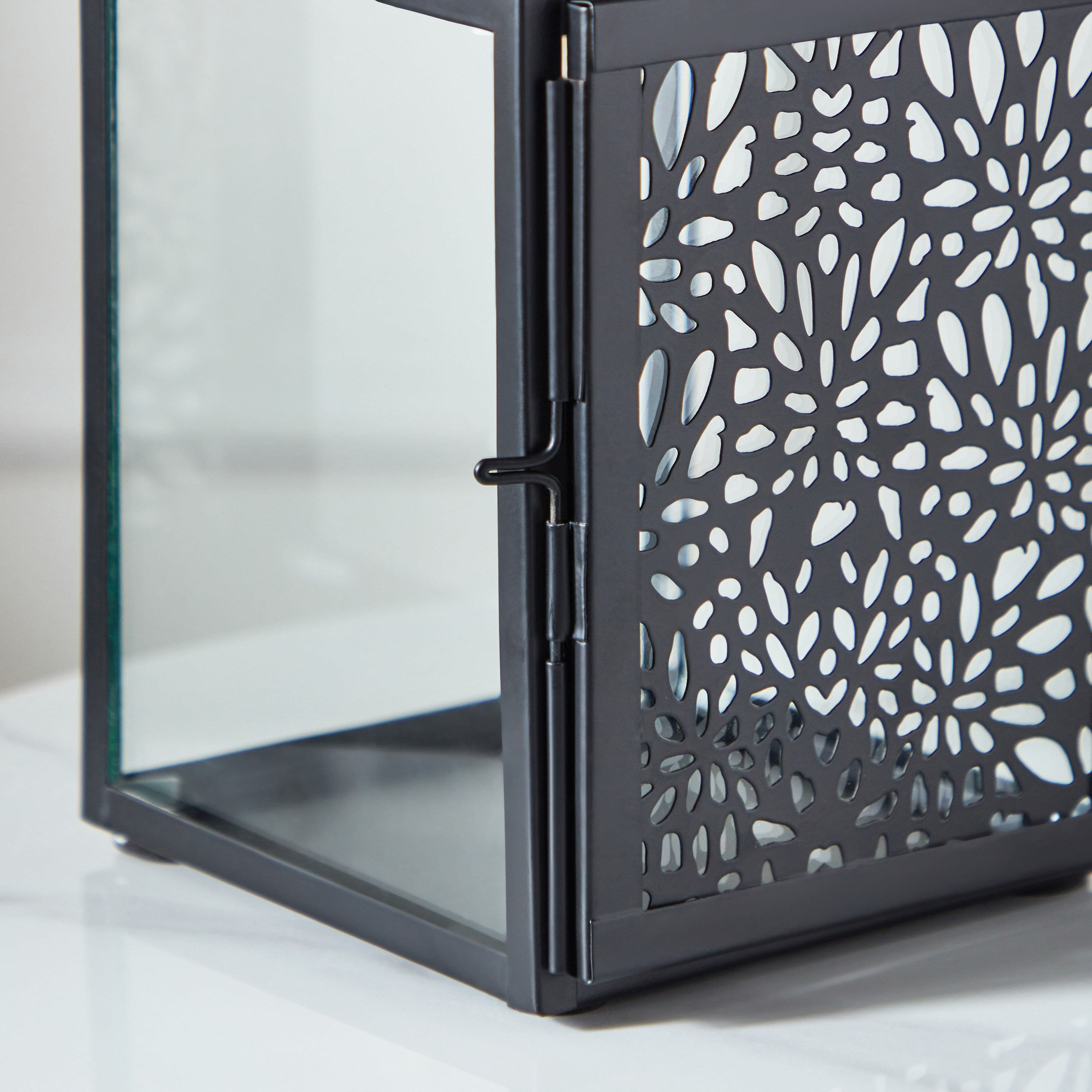 فانوس معدني بتفاصيل مفرّغة من كينسين - 13x13x32 سم-hbxdecorandfurnishings-homeaccessories-lanterns-image-5