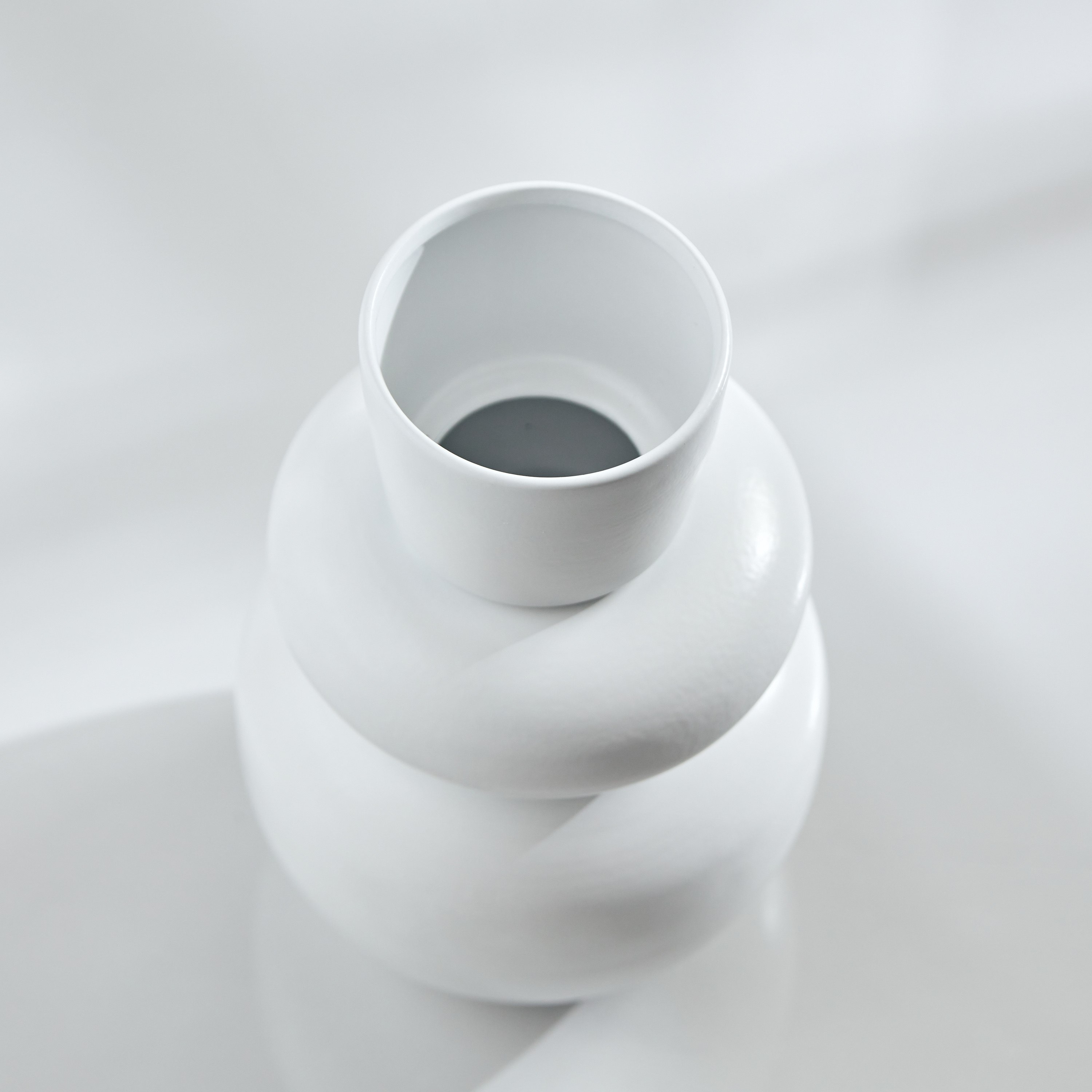 مزهرية زهور معدن عصرية من دينبي - 10.8x10.8x16 سم-hbxbedroom-decorandaccessories-vases-image-2