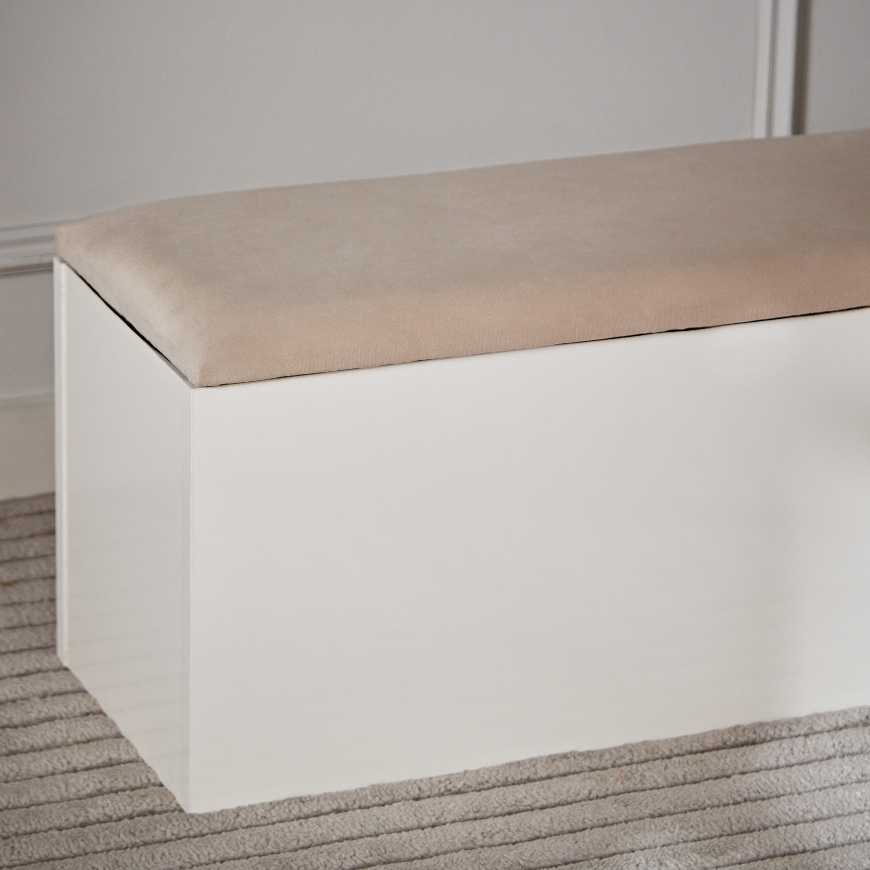 بنش سرير بمساحة تخزين من إليزابيث-hbxfurniture-sofasandarmchairs-benches-image-4