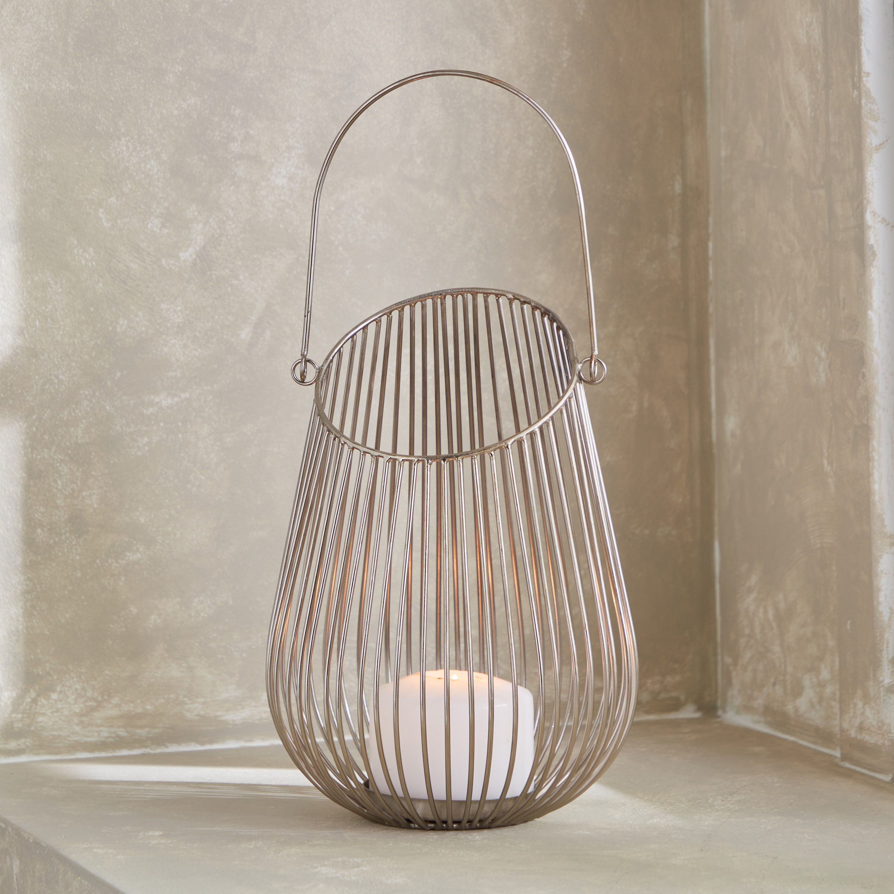 فانوس معدن صنديال من إلين - 18x18x26 سم-hbxdecorandfurnishings-homeaccessories-lanterns-image-1