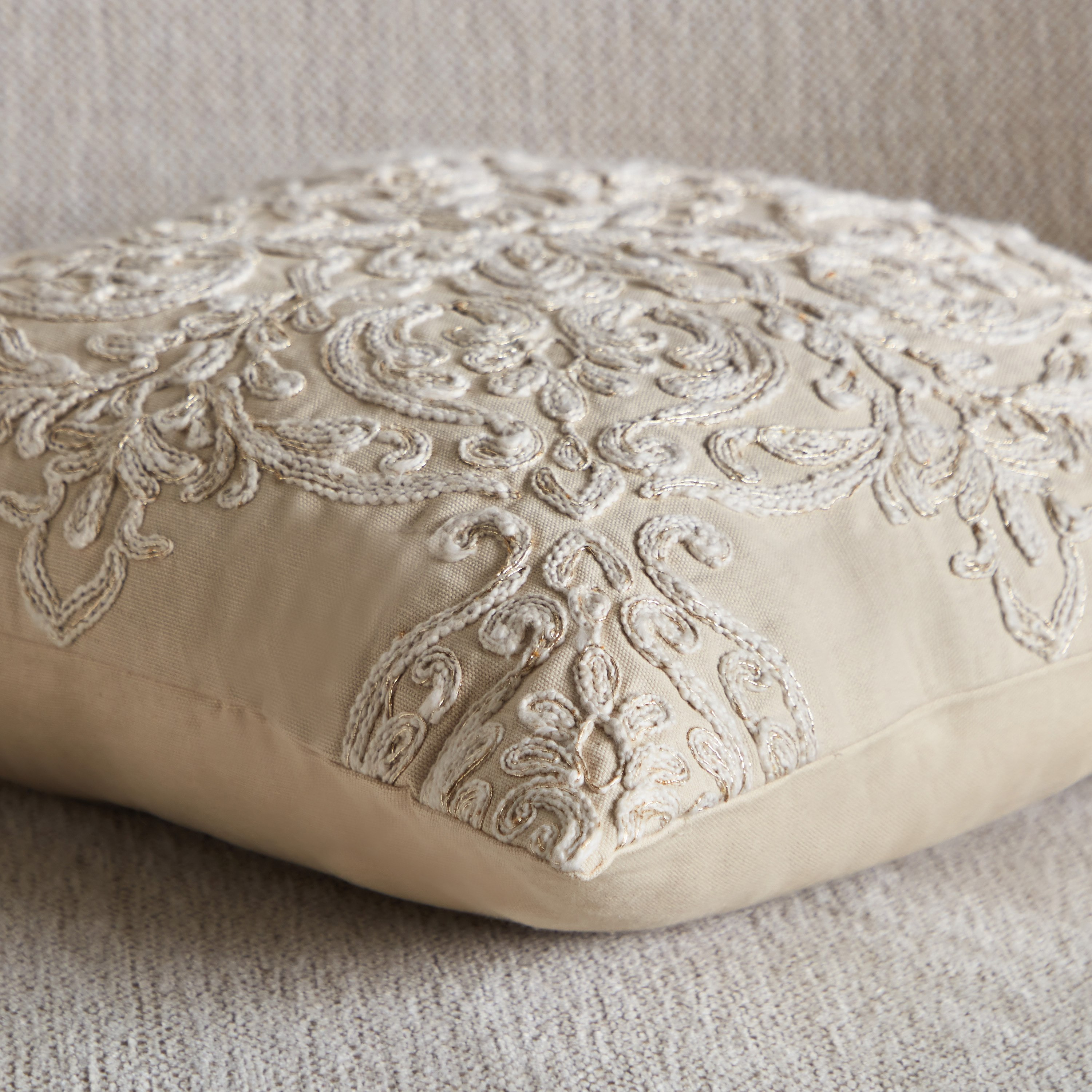 غطاء وسادة مطرز من بترا أوبن فيو - 45x45 سم-hbxhomeware-cushionsandcovers-cushioncovers-image-3