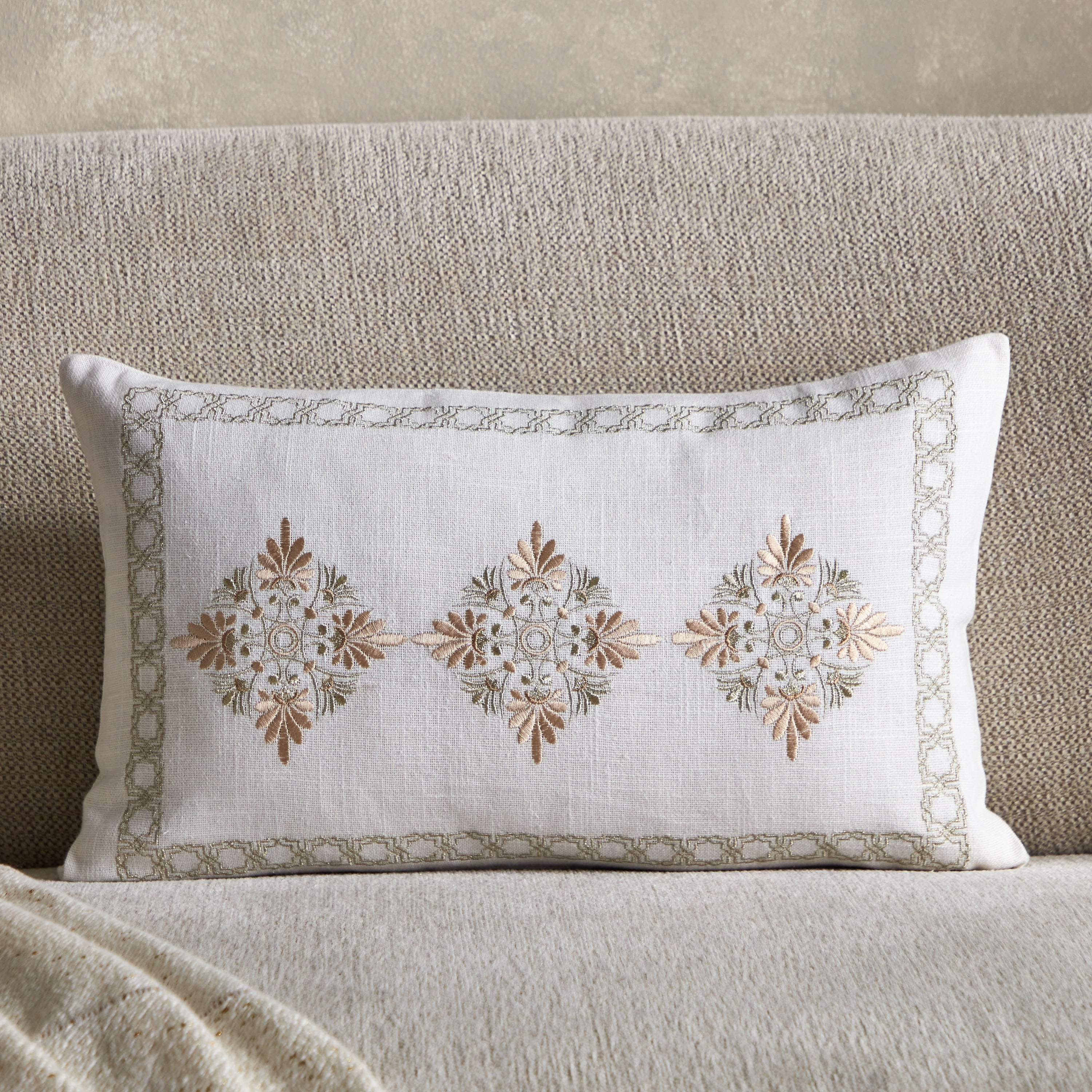 وسادة محشوة مطرزة من بترا أوبن فيو - 30x50 سم-hbxlivingroom-furnishings-cushionsandcovers-filledcushions-image-1