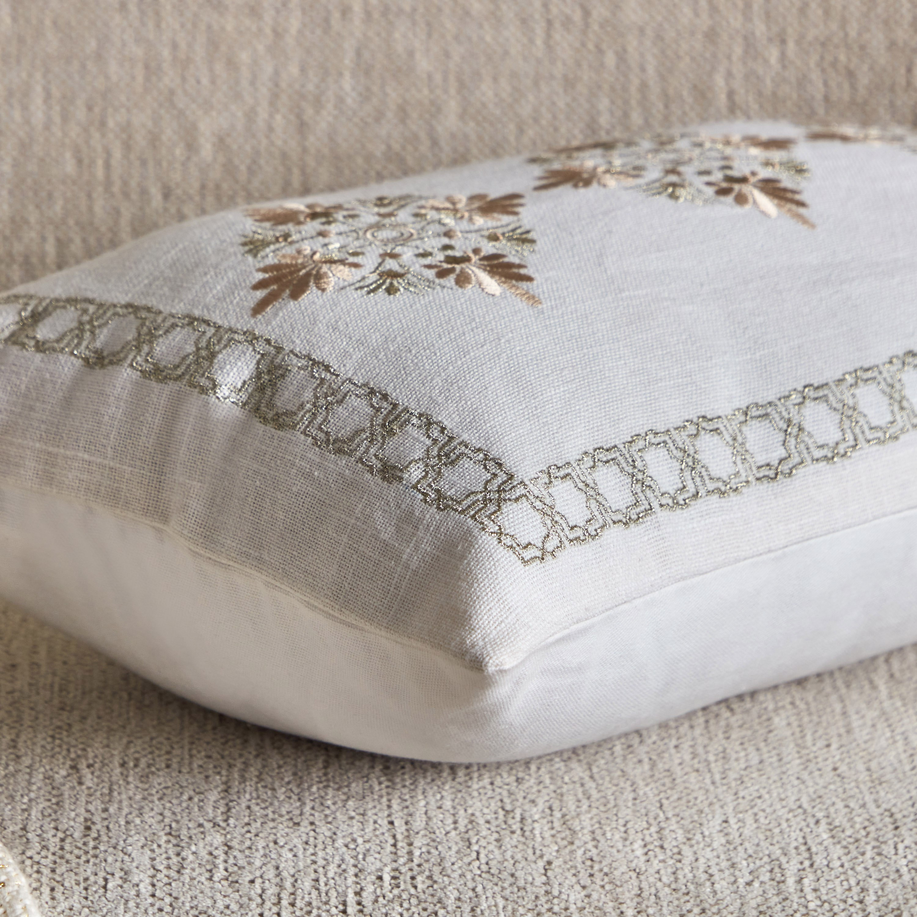 وسادة محشوة مطرزة من بترا أوبن فيو - 30x50 سم-hbxlivingroom-furnishings-cushionsandcovers-filledcushions-image-3