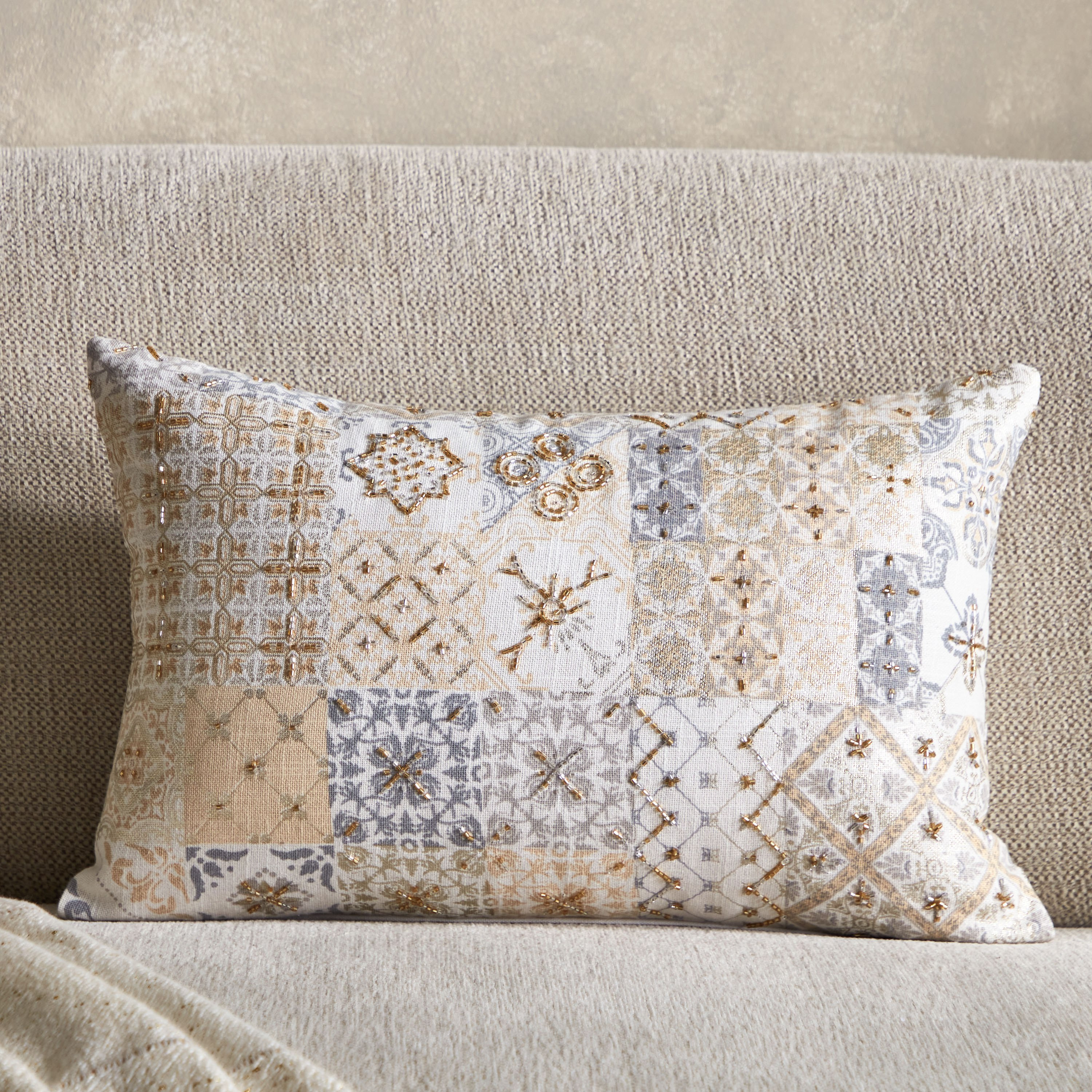 وسادة محشوة مطرزة من بترا أوبن فيو - 30x50 سم-hbxlivingroom-furnishings-cushionsandcovers-filledcushions-image-1