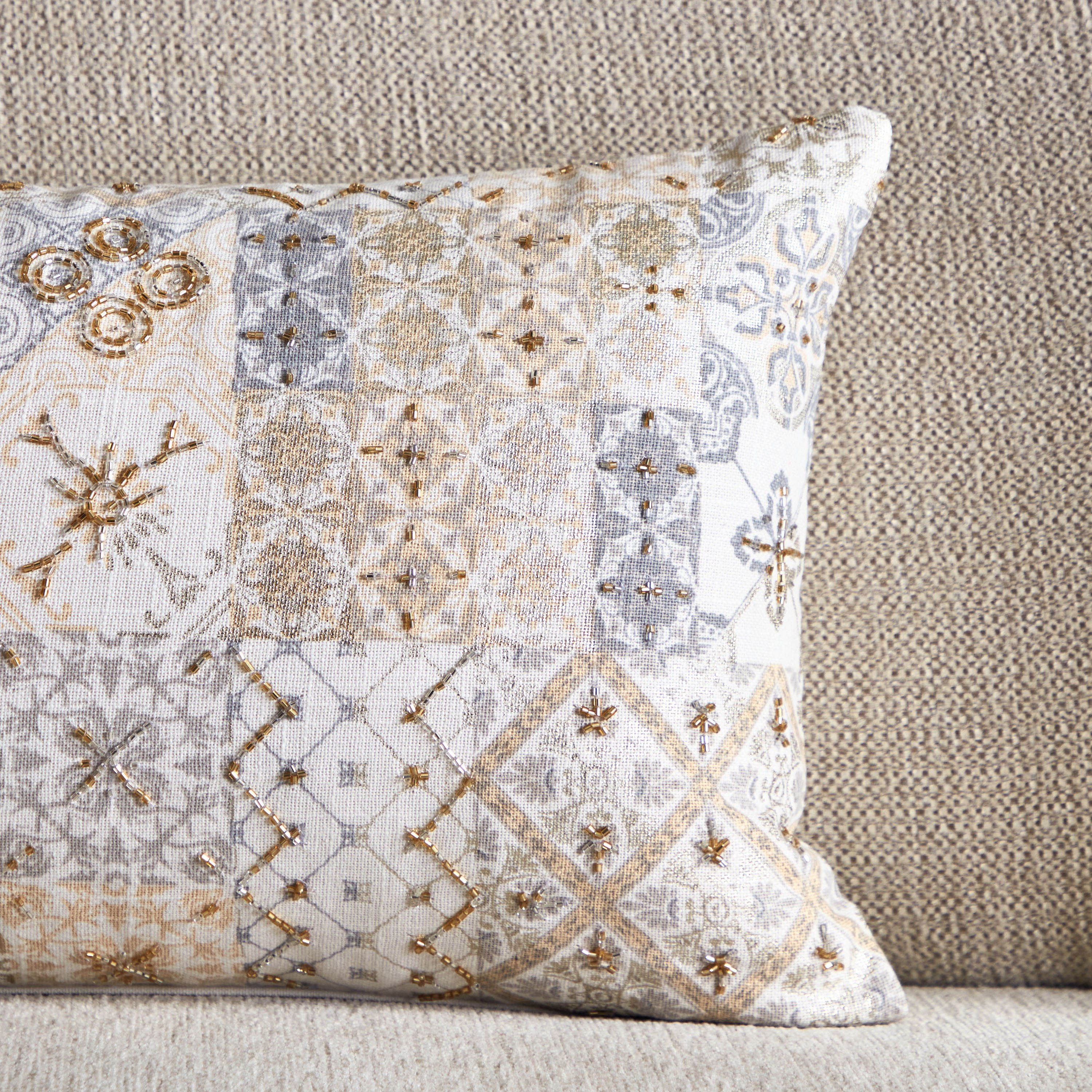 وسادة محشوة مطرزة من بترا أوبن فيو - 30x50 سم-hbxlivingroom-furnishings-cushionsandcovers-filledcushions-image-2