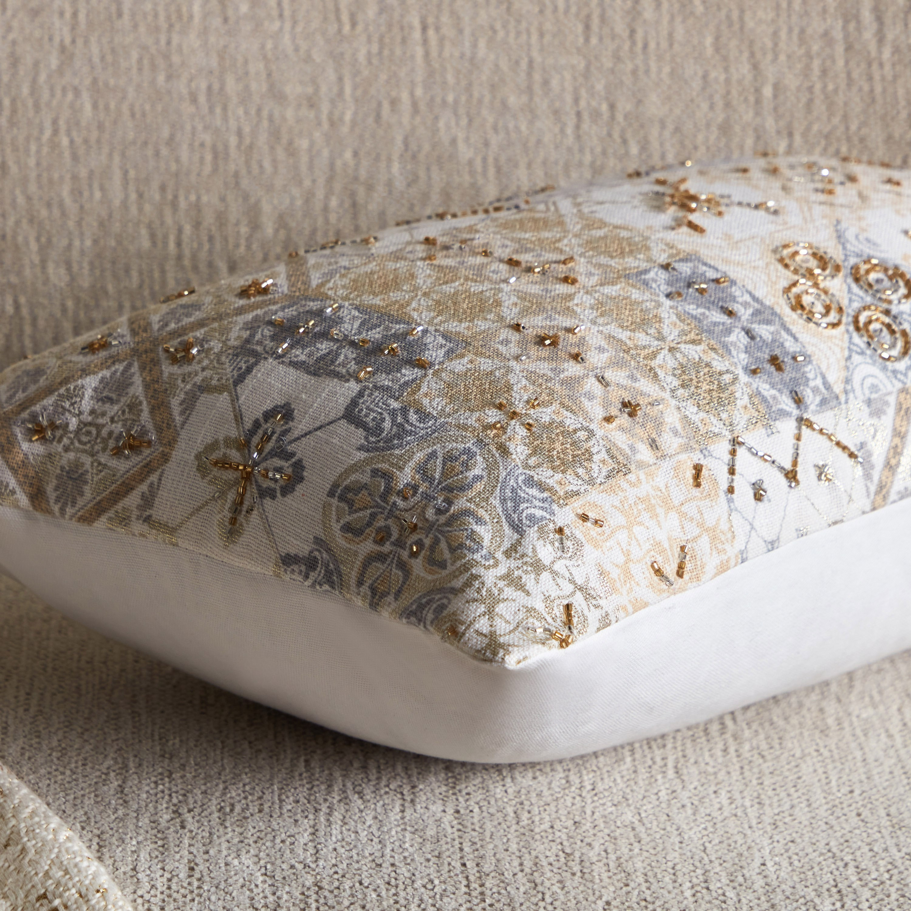 وسادة محشوة مطرزة من بترا أوبن فيو - 30x50 سم-hbxlivingroom-furnishings-cushionsandcovers-filledcushions-image-3
