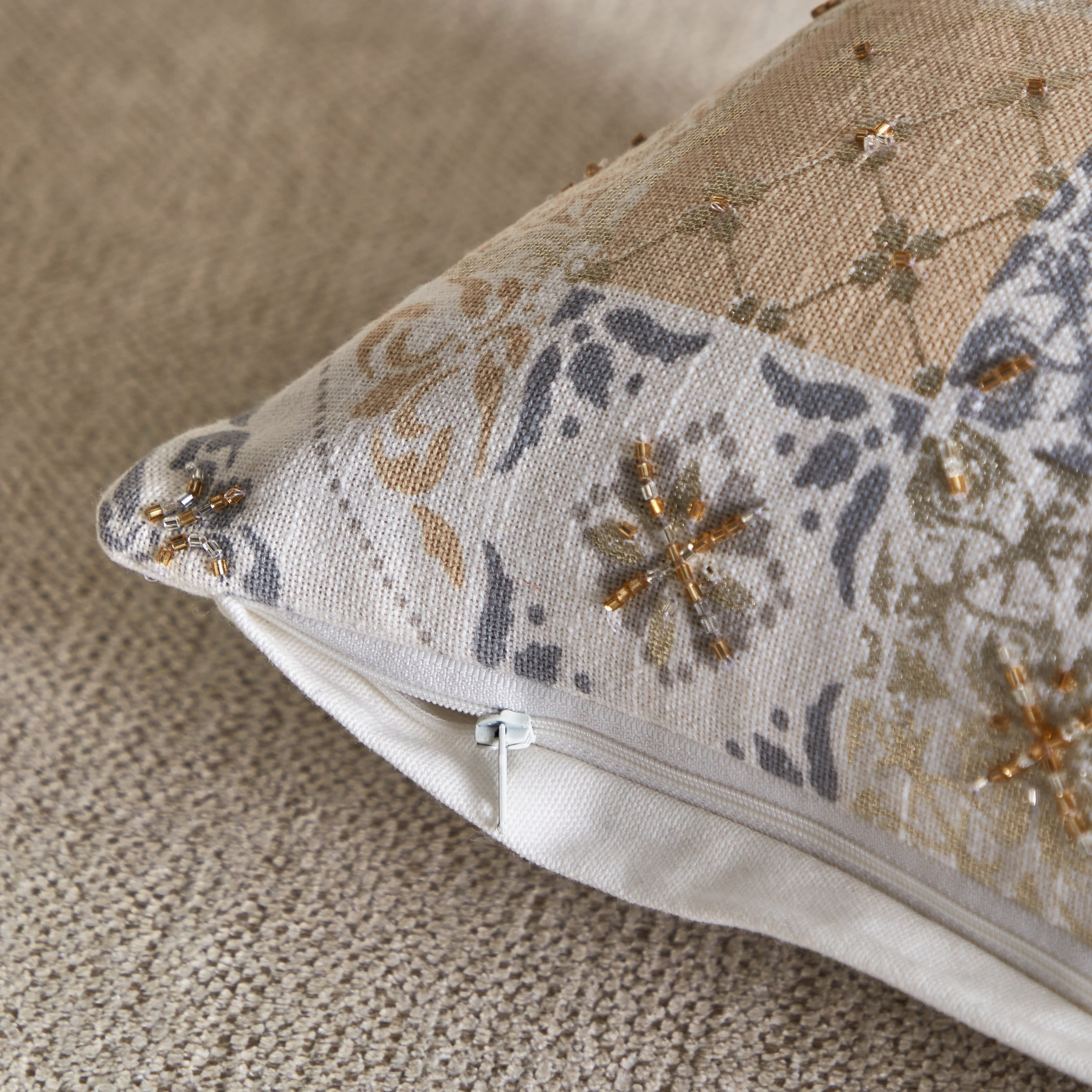 وسادة محشوة مطرزة من بترا أوبن فيو - 30x50 سم-hbxlivingroom-furnishings-cushionsandcovers-filledcushions-image-4