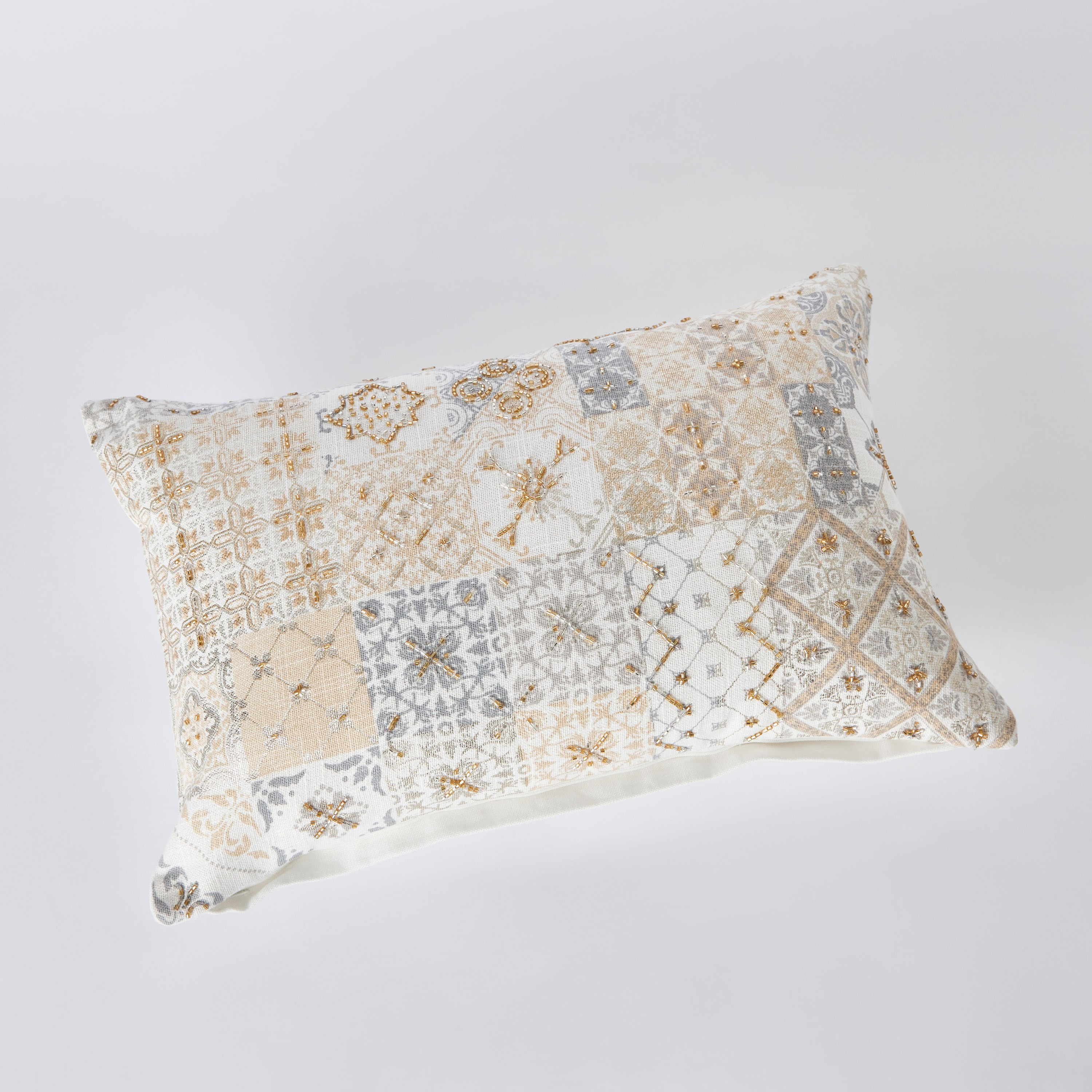 وسادة محشوة مطرزة من بترا أوبن فيو - 30x50 سم-hbxlivingroom-furnishings-cushionsandcovers-filledcushions-image-6