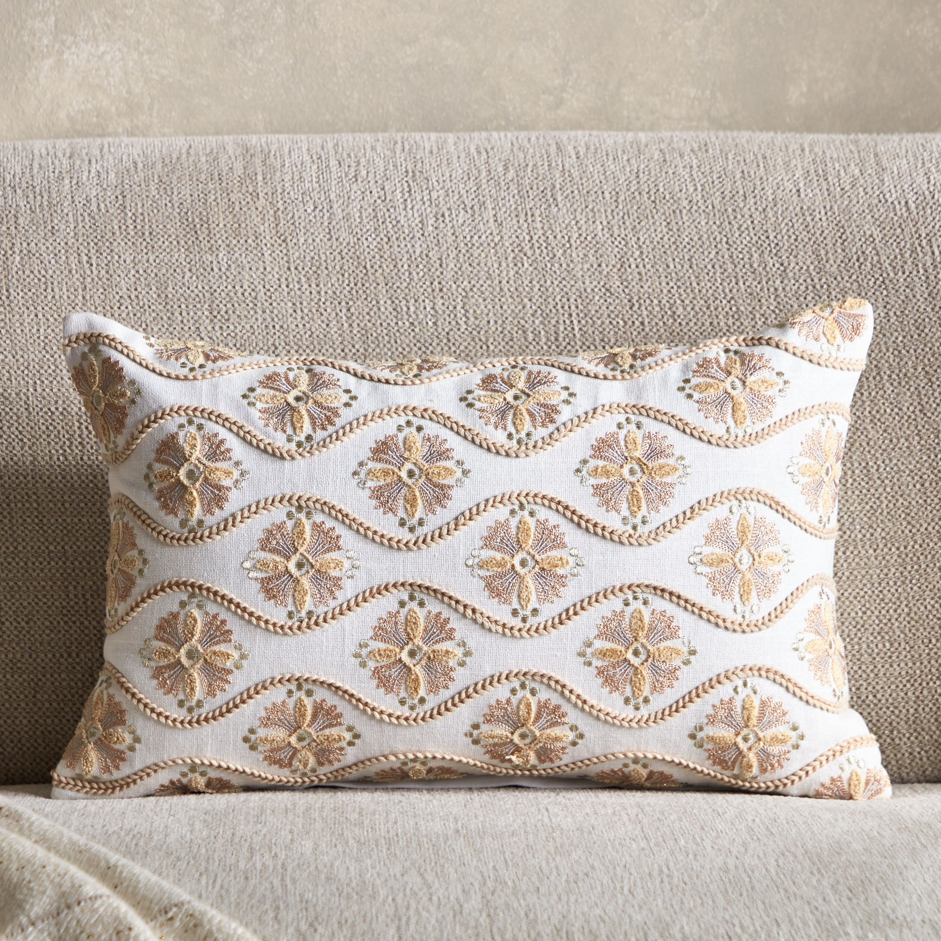 وسادة محشوة مطرزة من بترا أوبن فيو - 30x50 سم-hbxlivingroom-furnishings-cushionsandcovers-filledcushions-image-1