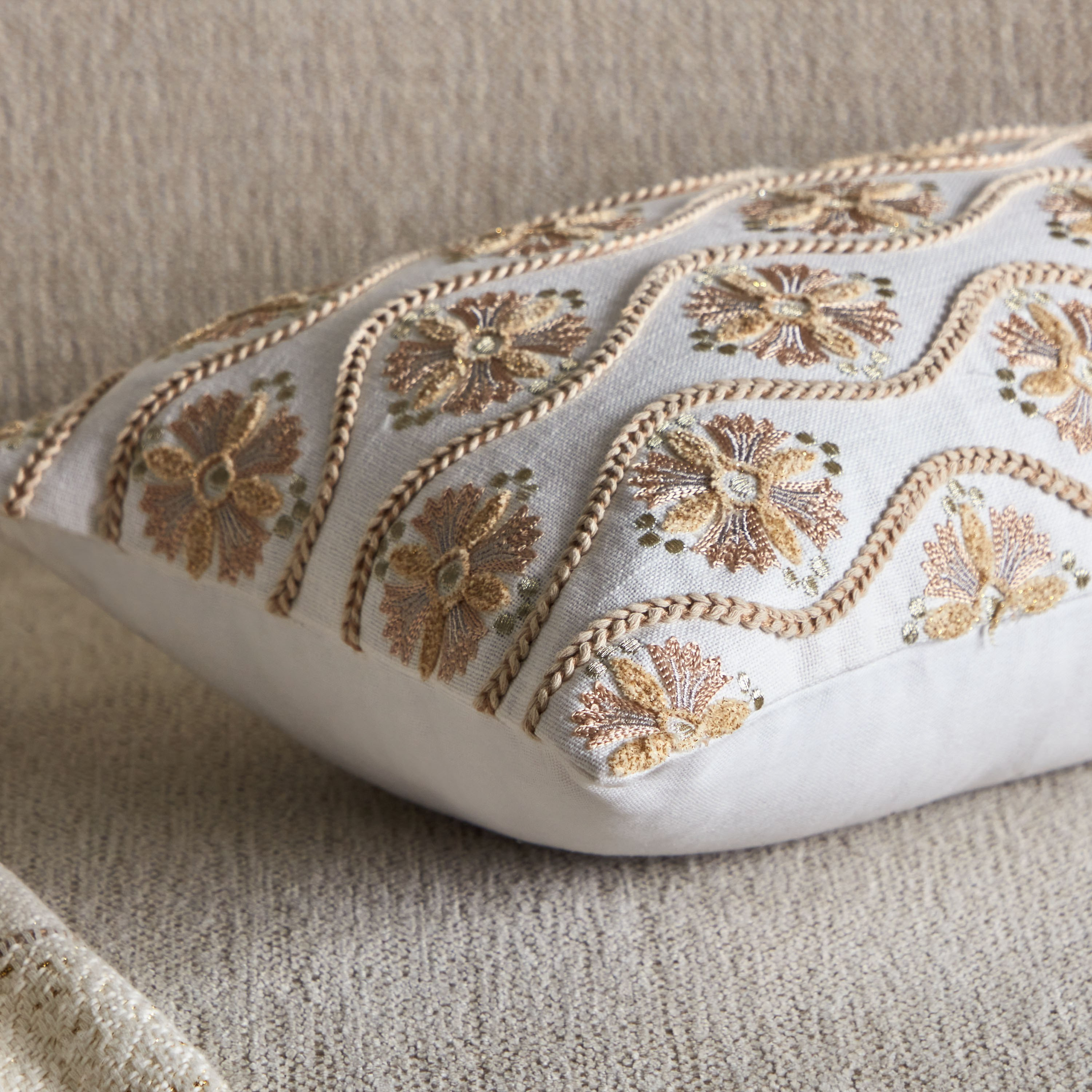 وسادة محشوة مطرزة من بترا أوبن فيو - 30x50 سم-hbxlivingroom-furnishings-cushionsandcovers-filledcushions-image-3
