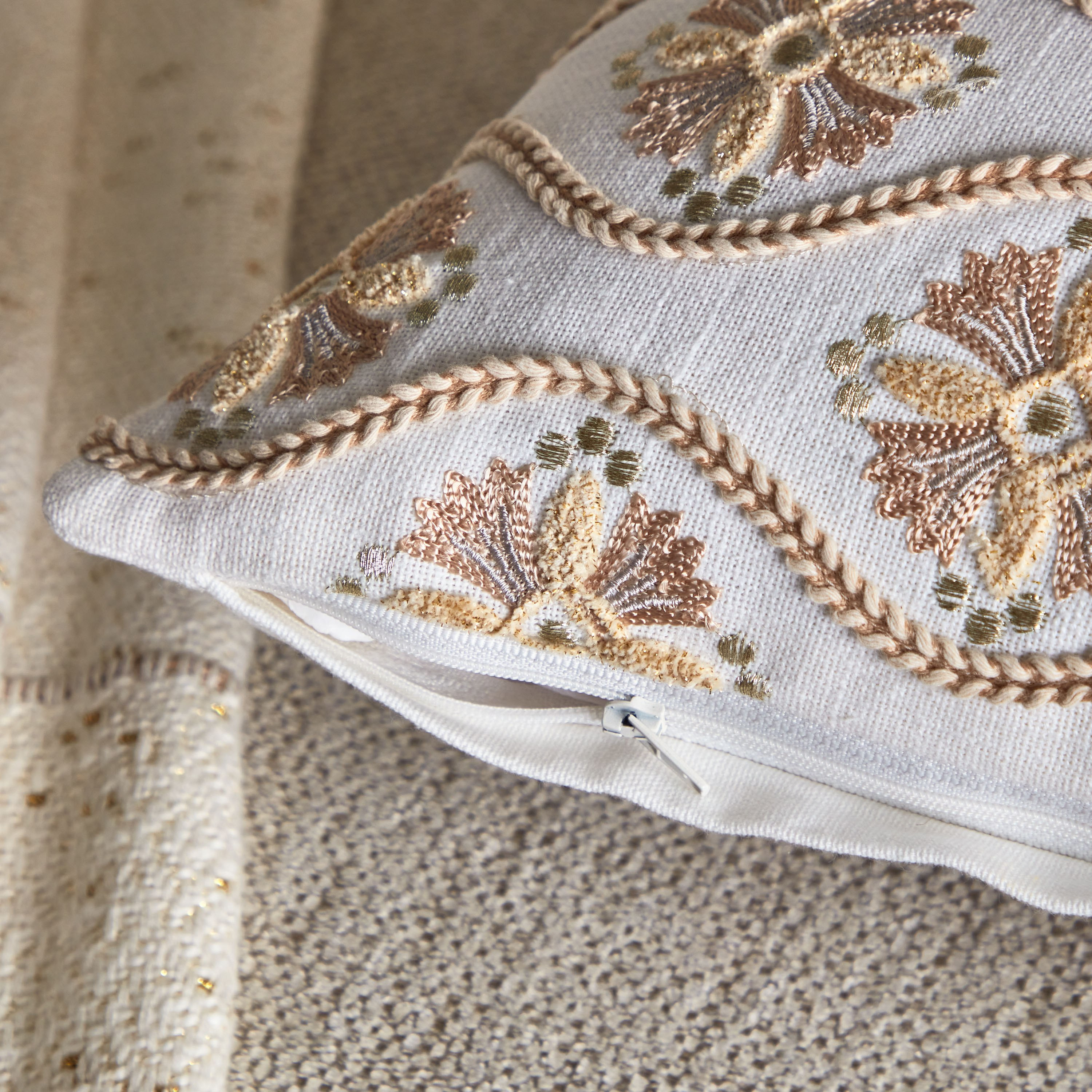 وسادة محشوة مطرزة من بترا أوبن فيو - 30x50 سم-hbxlivingroom-furnishings-cushionsandcovers-filledcushions-image-4