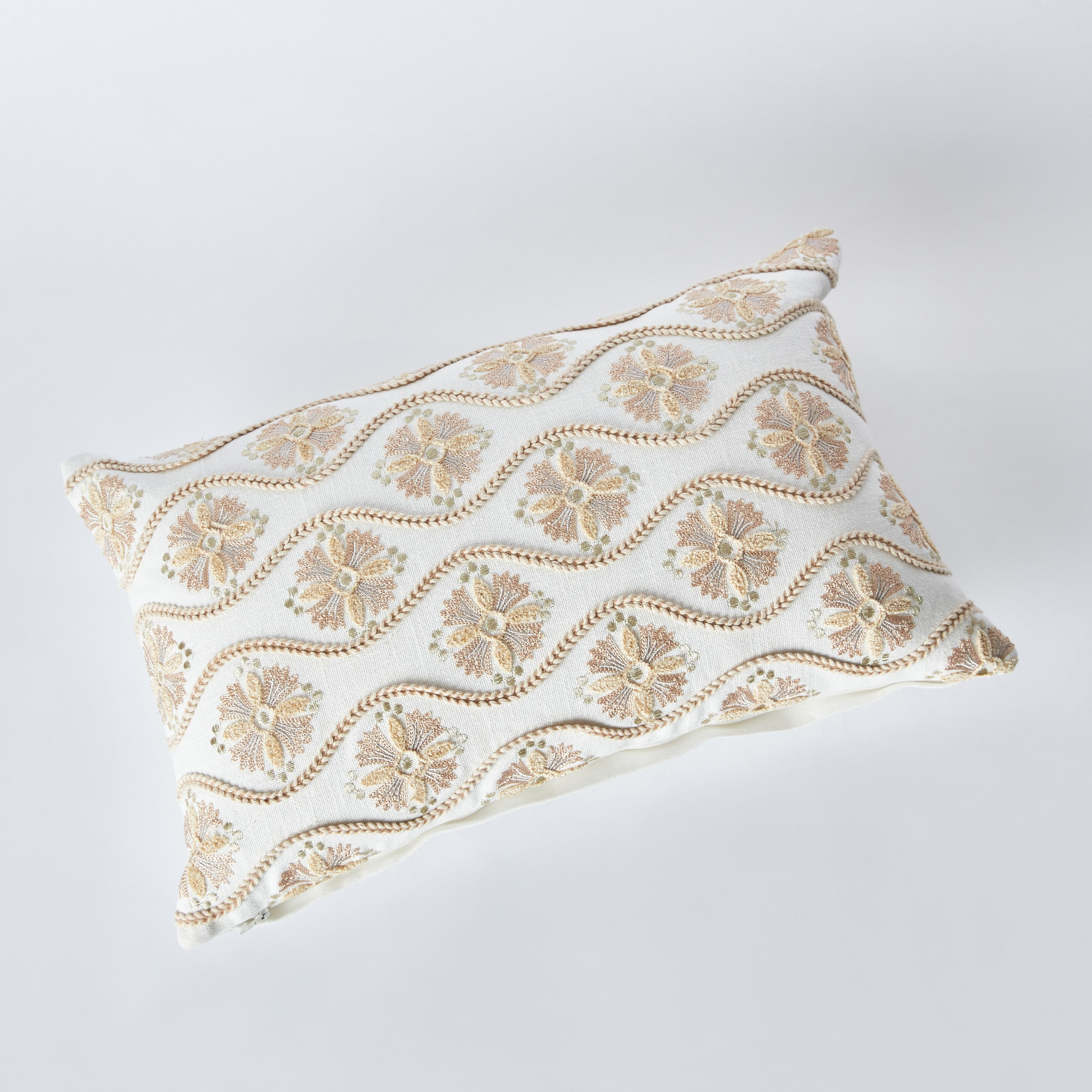 وسادة محشوة مطرزة من بترا أوبن فيو - 30x50 سم-hbxlivingroom-furnishings-cushionsandcovers-filledcushions-image-6