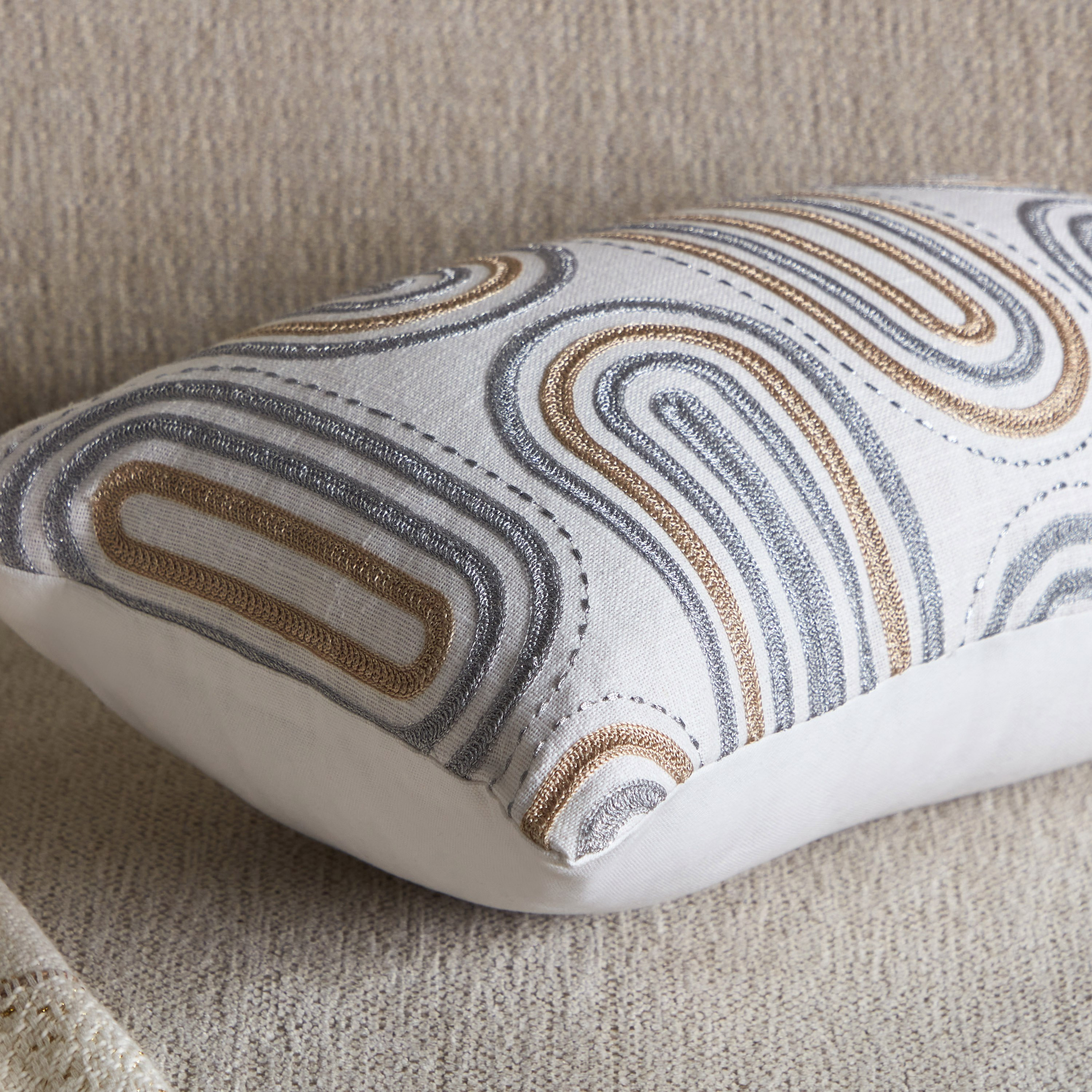 وسادة محشوة مطرزة من بترا أوبن فيو - 30x50 سم-hbxlivingroom-furnishings-cushionsandcovers-filledcushions-image-3