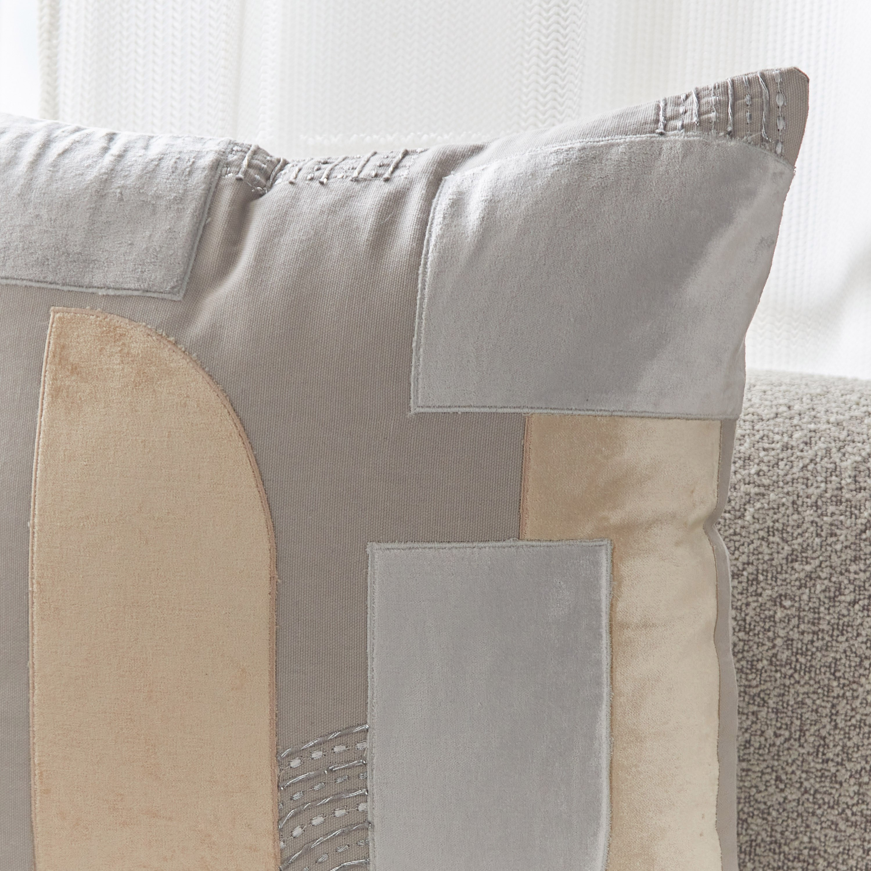 وسادة محشوة مطرزة من أوبن فيو - 45x45 سم-hbxlivingroom-furnishings-cushionsandcovers-filledcushions-image-2