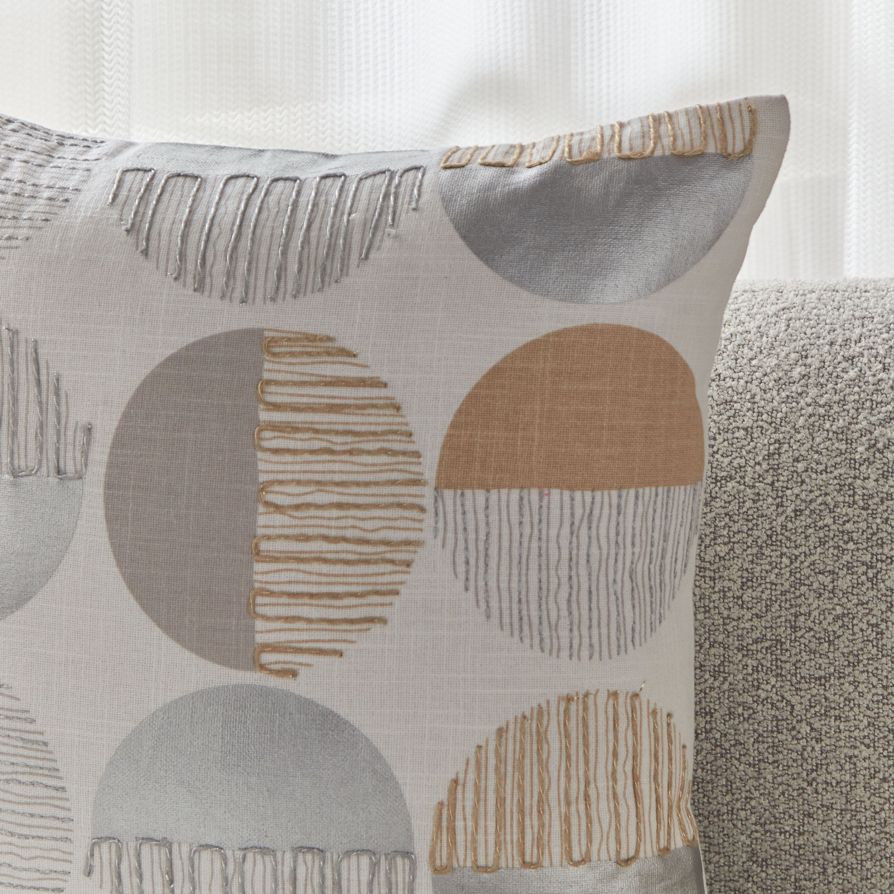 وسادة محشوة مطرزة من أوبن فيو - 45x45 سم-hbxlivingroom-furnishings-cushionsandcovers-filledcushions-image-2