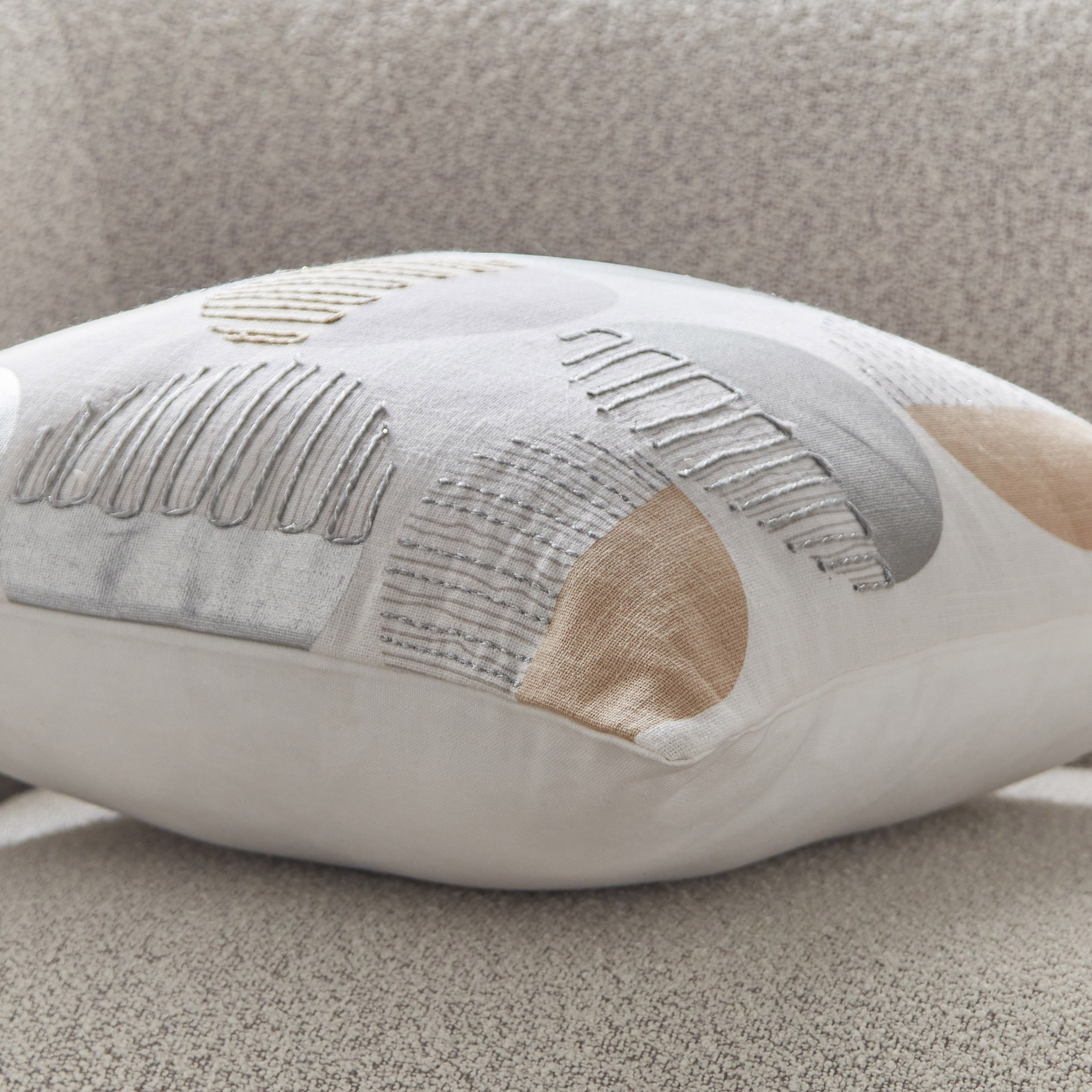 وسادة محشوة مطرزة من أوبن فيو - 45x45 سم-hbxlivingroom-furnishings-cushionsandcovers-filledcushions-image-3