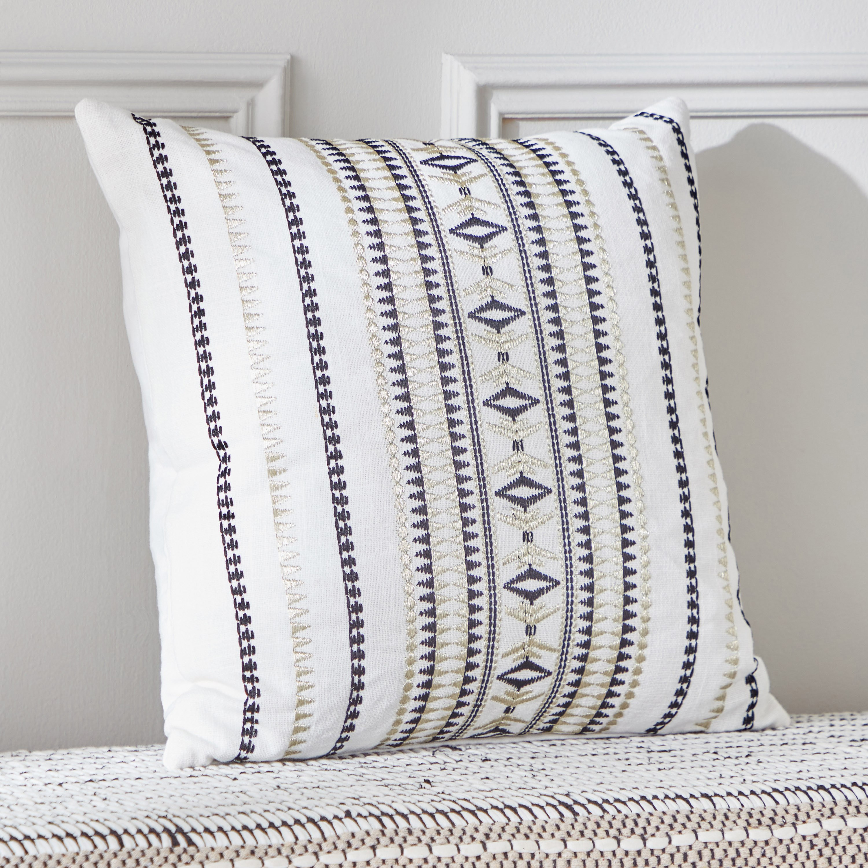 وسادة محشوة بتطريز مزيّن من آرتي - 45x45 سم-hbxlivingroom-furnishings-cushionsandcovers-filledcushions-image-1