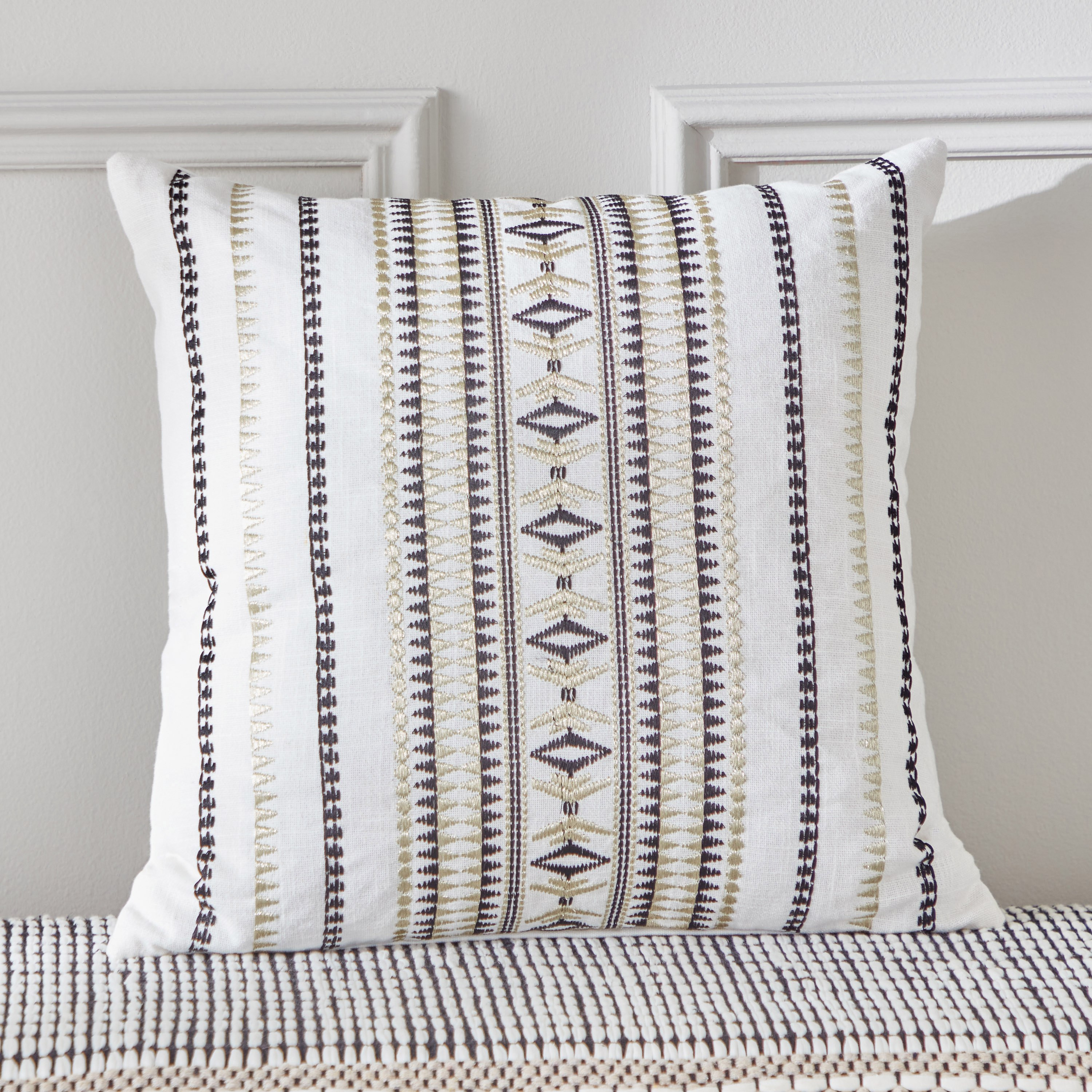 وسادة محشوة بتطريز مزيّن من آرتي - 45x45 سم-hbxlivingroom-furnishings-cushionsandcovers-filledcushions-image-2