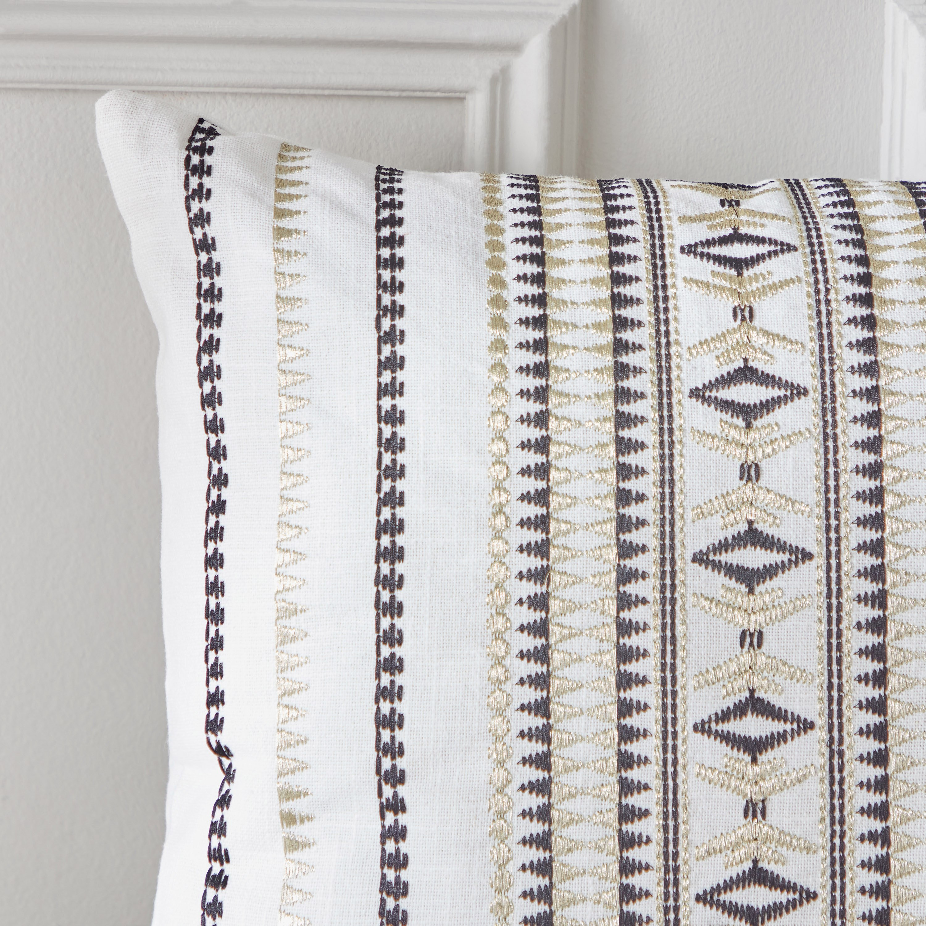 وسادة محشوة بتطريز مزيّن من آرتي - 45x45 سم-hbxlivingroom-furnishings-cushionsandcovers-filledcushions-image-3