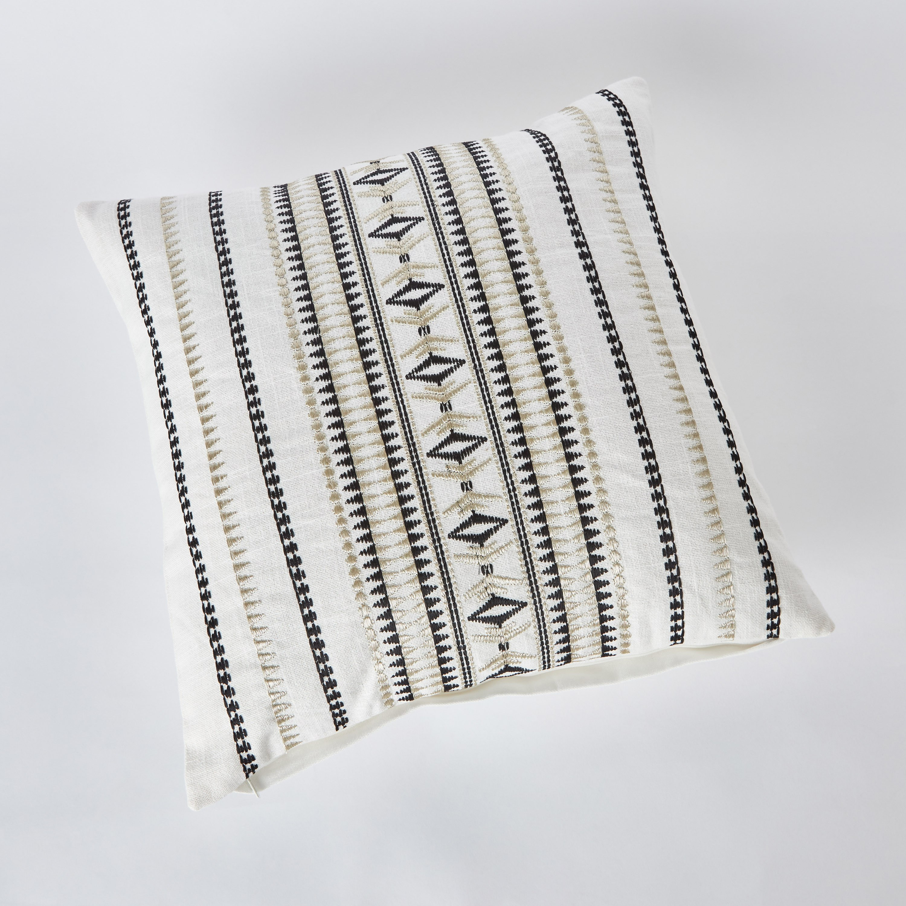 وسادة محشوة بتطريز مزيّن من آرتي - 45x45 سم-hbxlivingroom-furnishings-cushionsandcovers-filledcushions-image-6