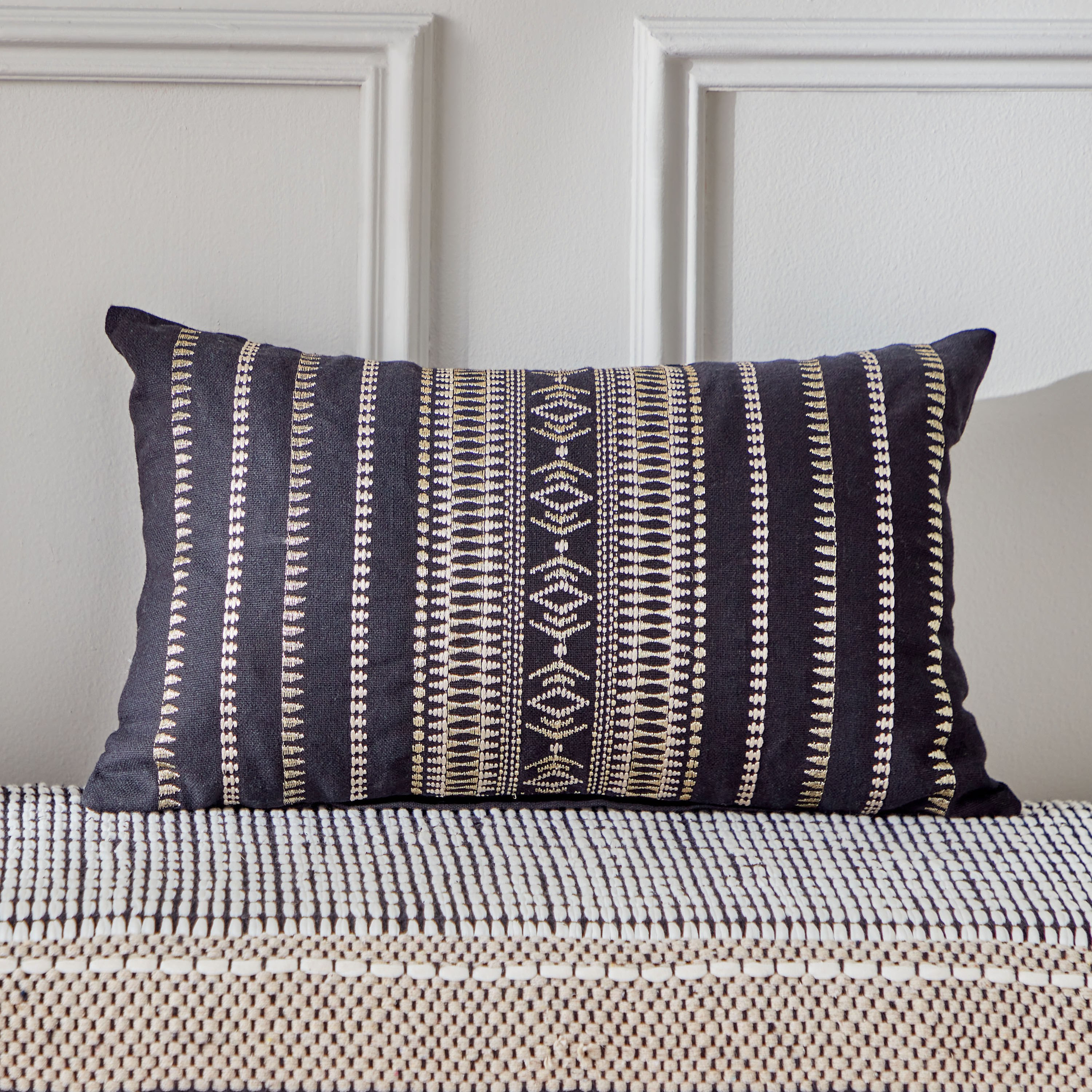 وسادة محشوة بتطريز من آرتي أكسنت - 30x50 سم-hbxlivingroom-furnishings-cushionsandcovers-filledcushions-image-2