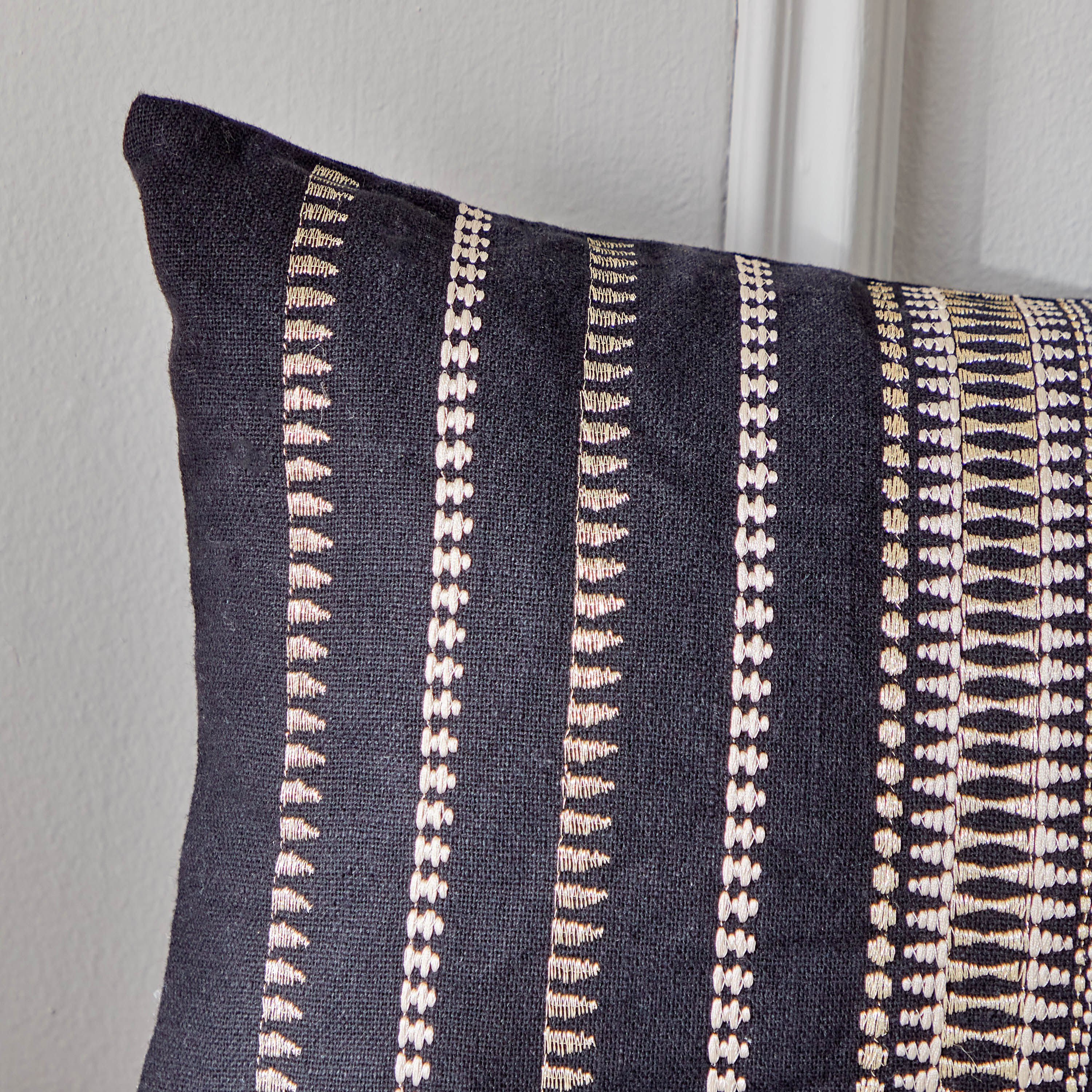 وسادة محشوة بتطريز من آرتي أكسنت - 30x50 سم-hbxlivingroom-furnishings-cushionsandcovers-filledcushions-image-3