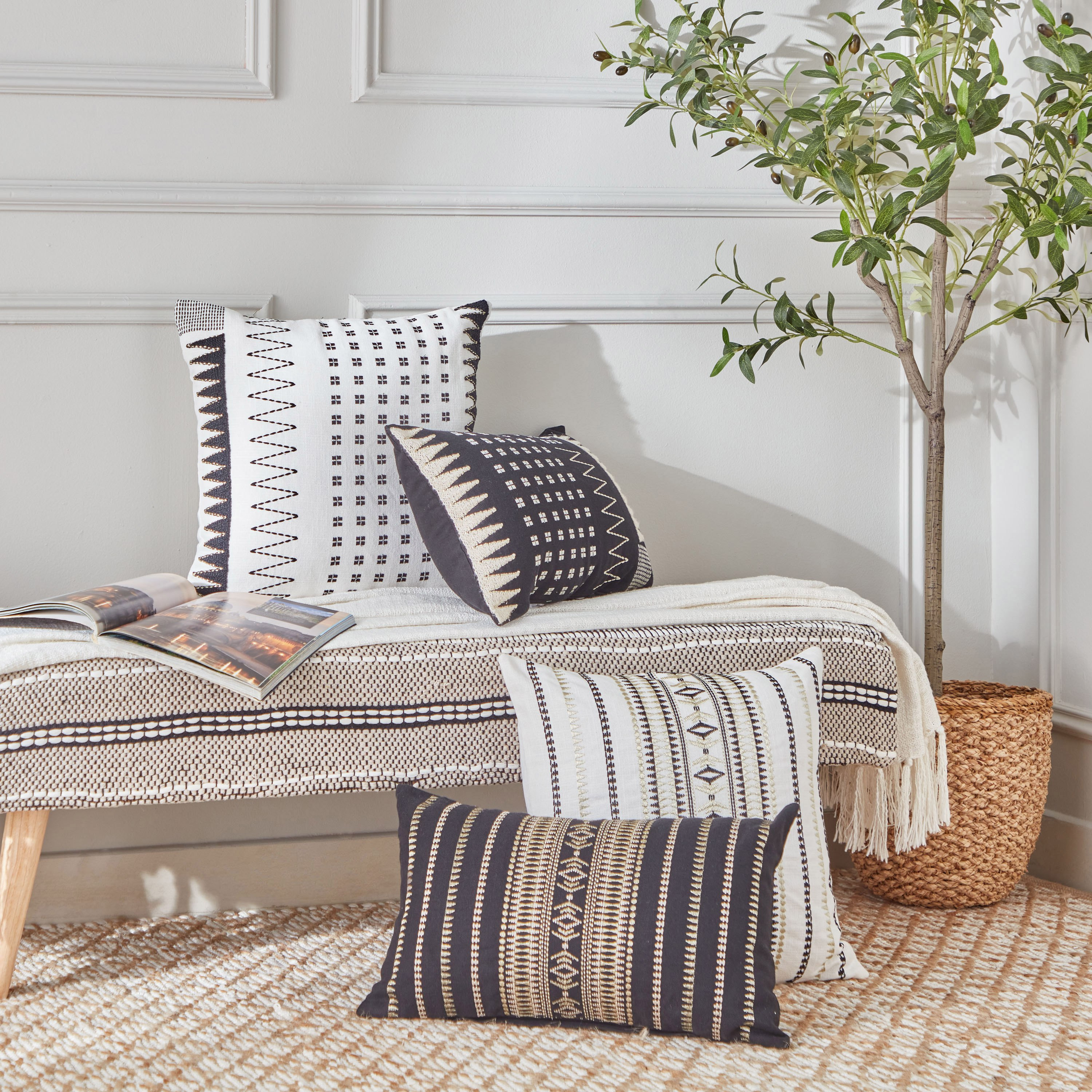 وسادة محشوة بتطريز من آرتي أكسنت - 30x50 سم-hbxlivingroom-furnishings-cushionsandcovers-filledcushions-image-5