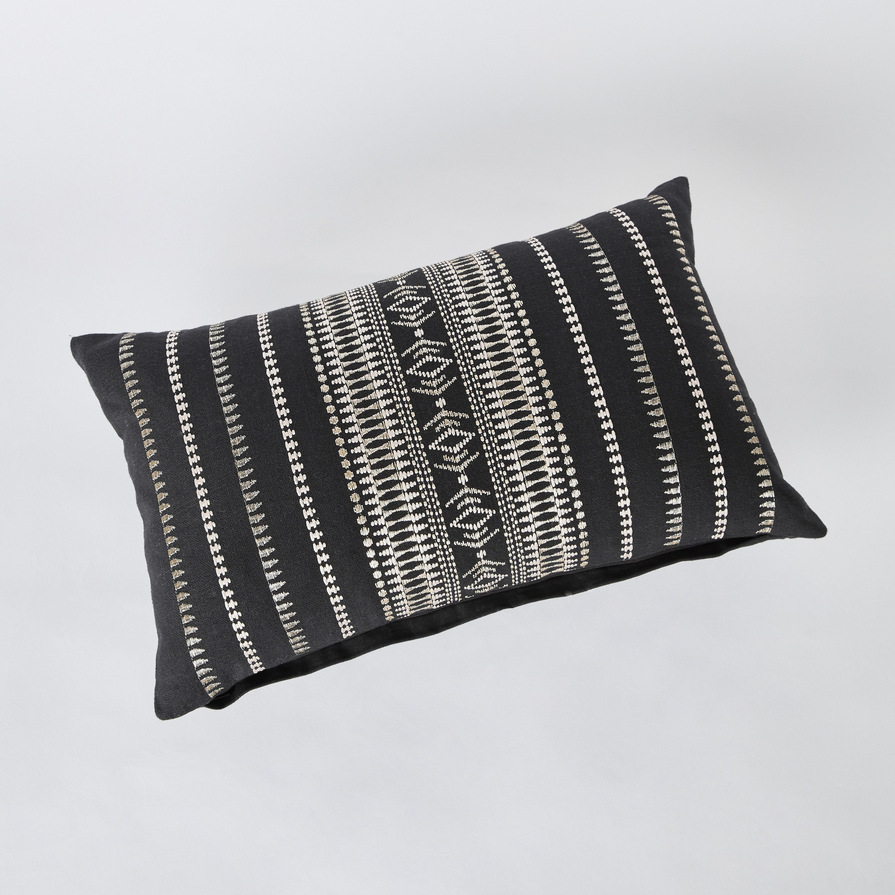 وسادة محشوة بتطريز من آرتي أكسنت - 30x50 سم-hbxlivingroom-furnishings-cushionsandcovers-filledcushions-image-6