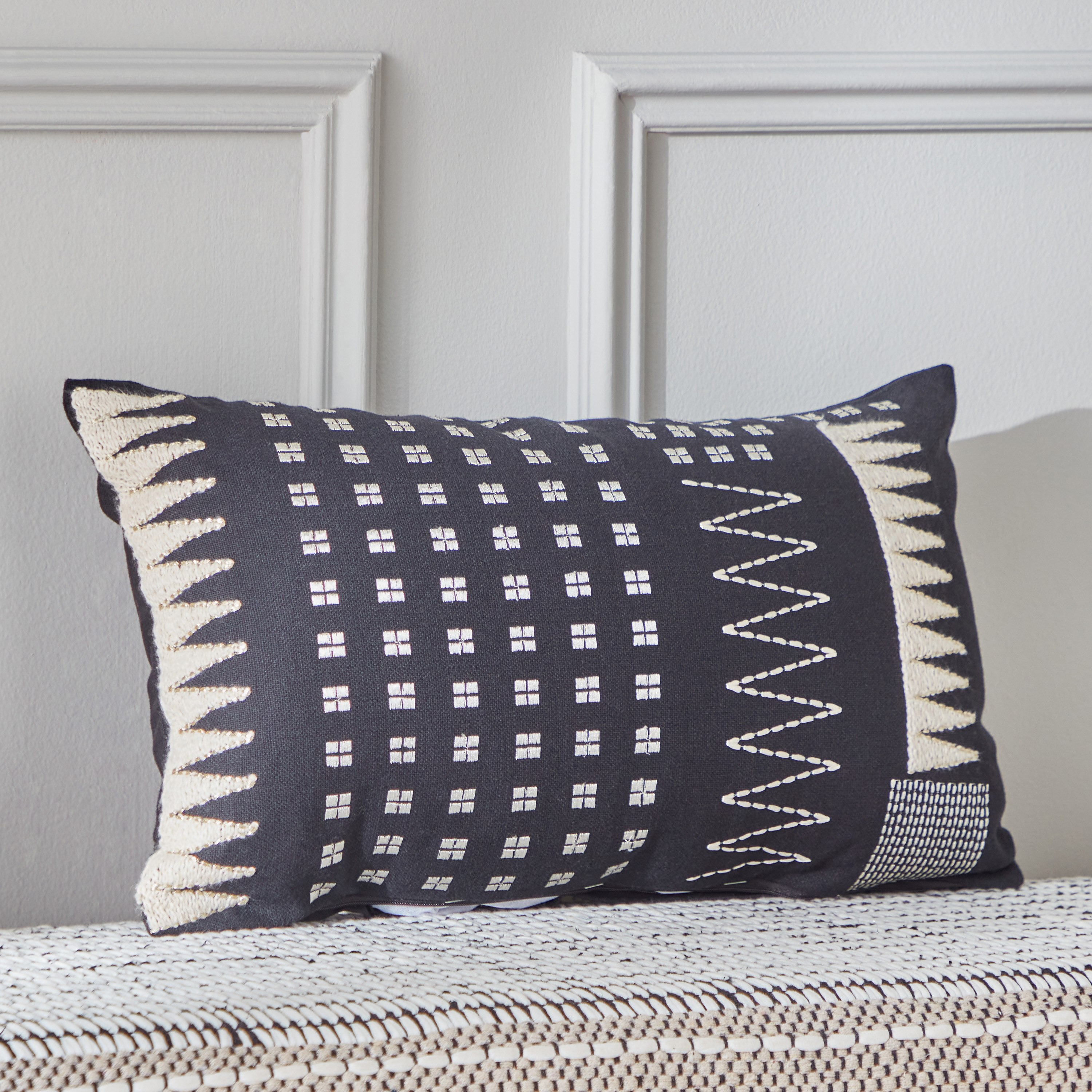 وسادة محشوة بتطريز من آرتي أكسنت - 30x50 سم-hbxlivingroom-furnishings-cushionsandcovers-filledcushions-image-1