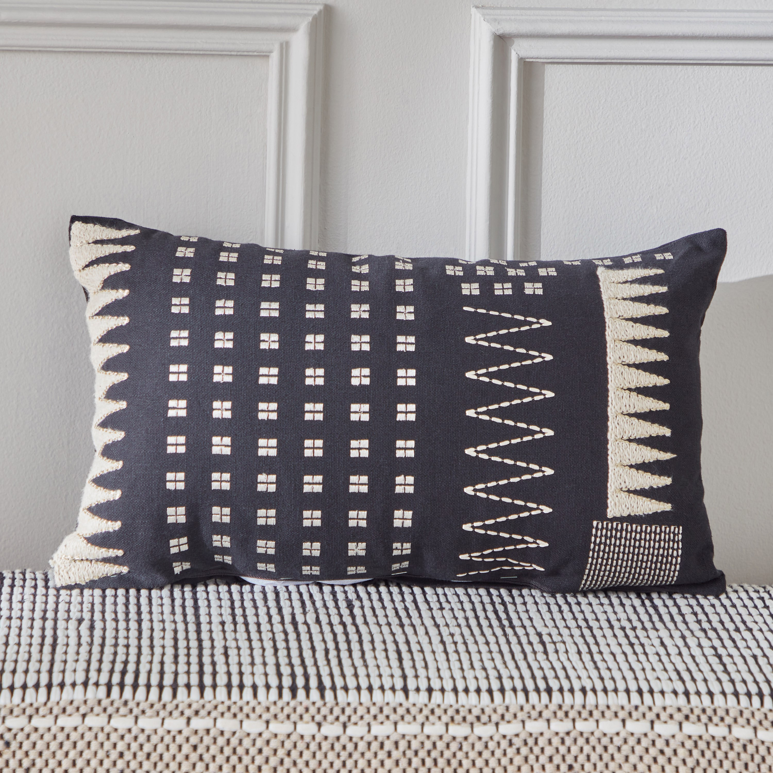 وسادة محشوة بتطريز من آرتي أكسنت - 30x50 سم-hbxlivingroom-furnishings-cushionsandcovers-filledcushions-image-2