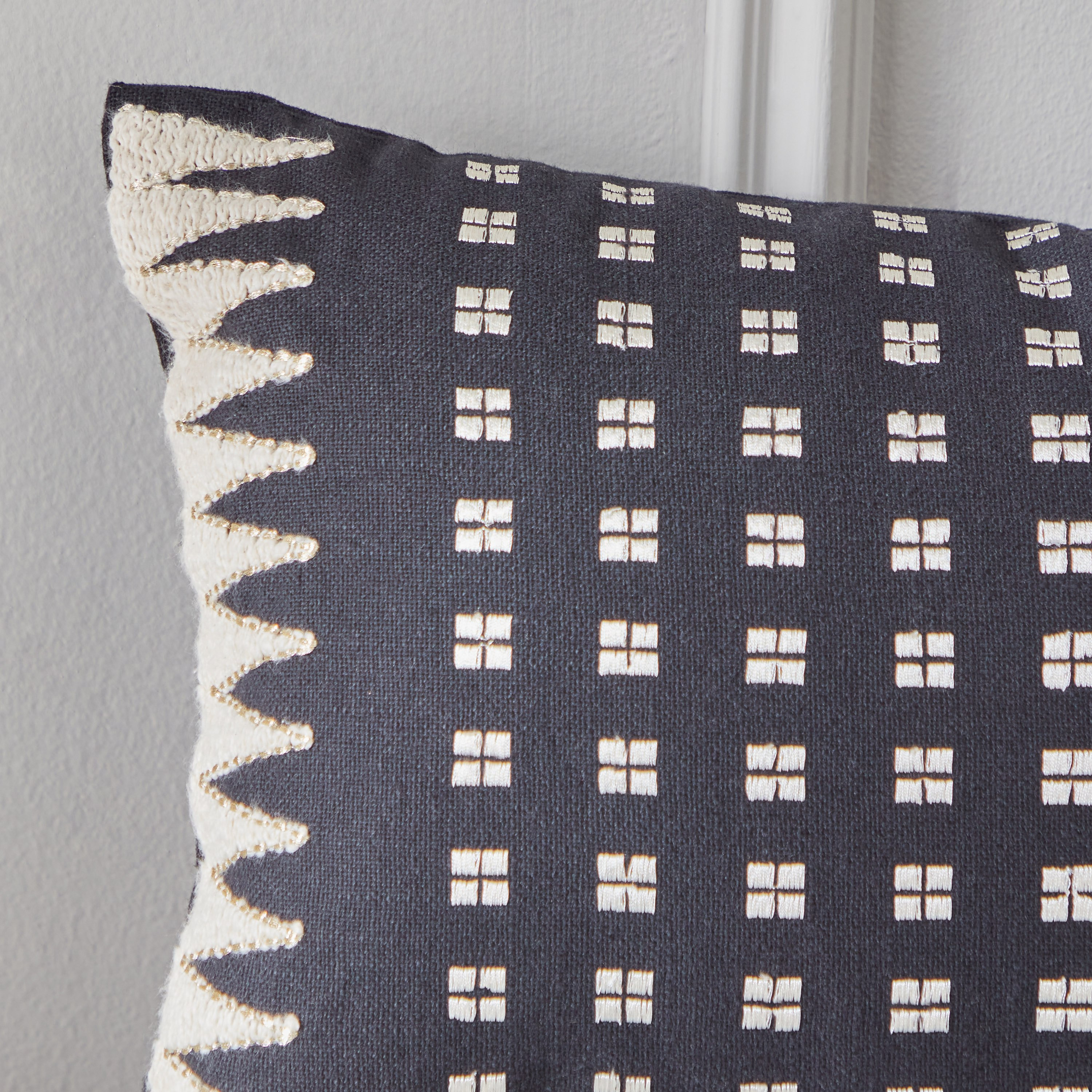 وسادة محشوة بتطريز من آرتي أكسنت - 30x50 سم-hbxlivingroom-furnishings-cushionsandcovers-filledcushions-image-3
