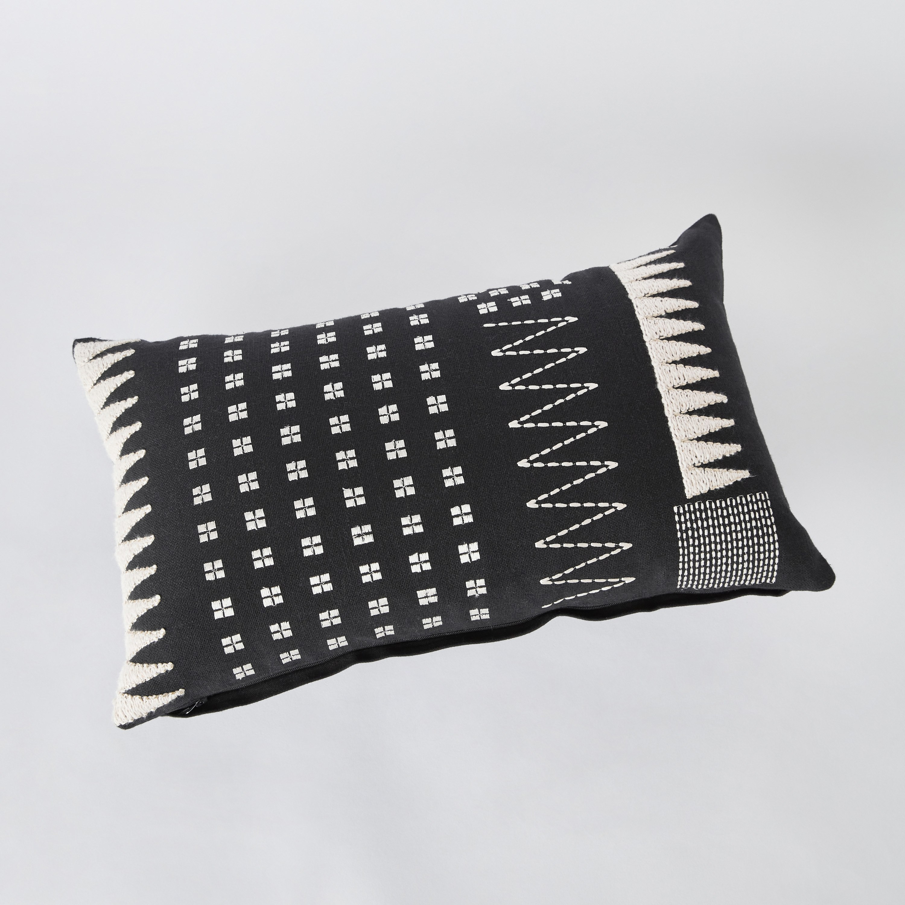 وسادة محشوة بتطريز من آرتي أكسنت - 30x50 سم-hbxlivingroom-furnishings-cushionsandcovers-filledcushions-image-6