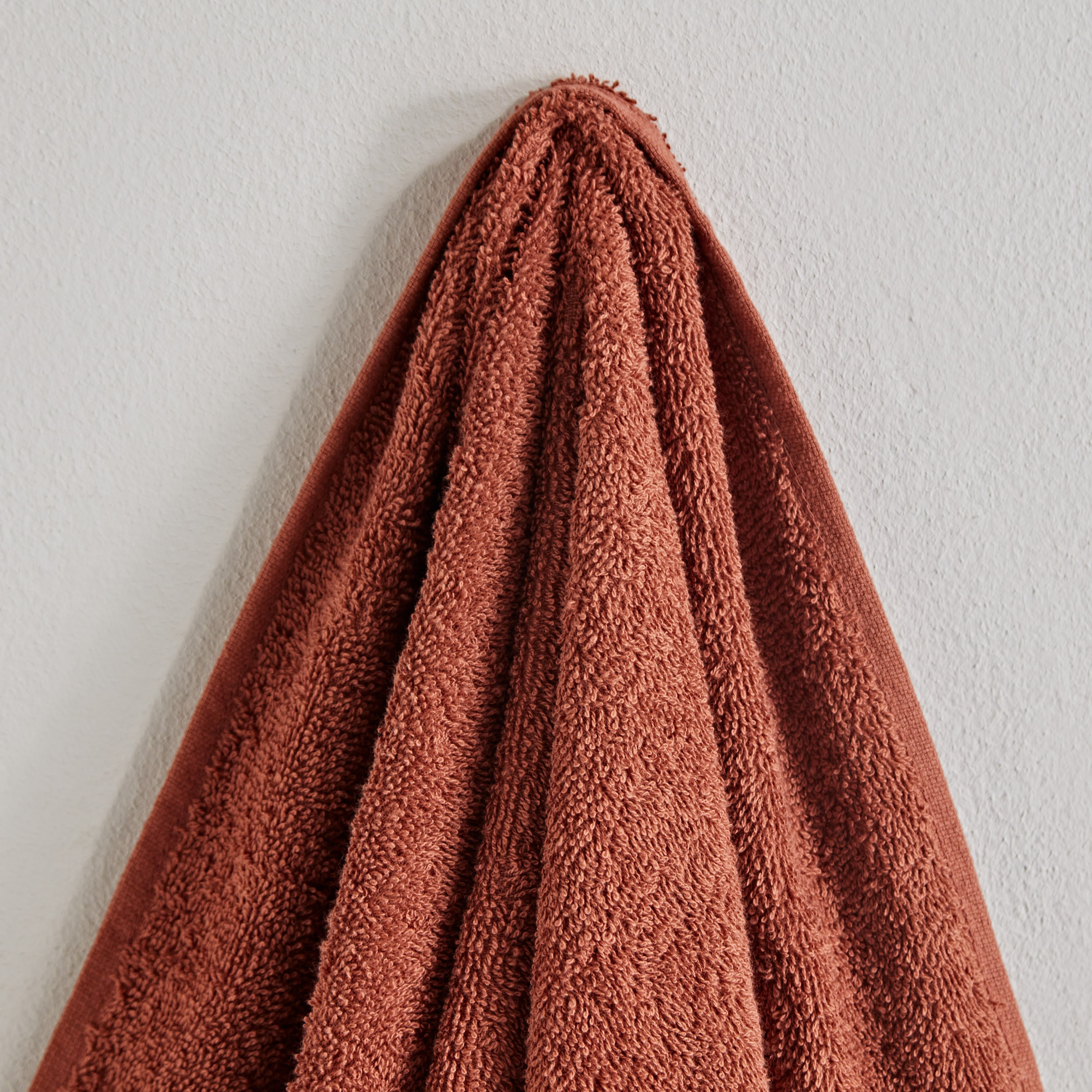 منشفة يد ممشطة من إسنشيال - 50x90 سم-hbxbathroom-bathroomtextiles-image-3