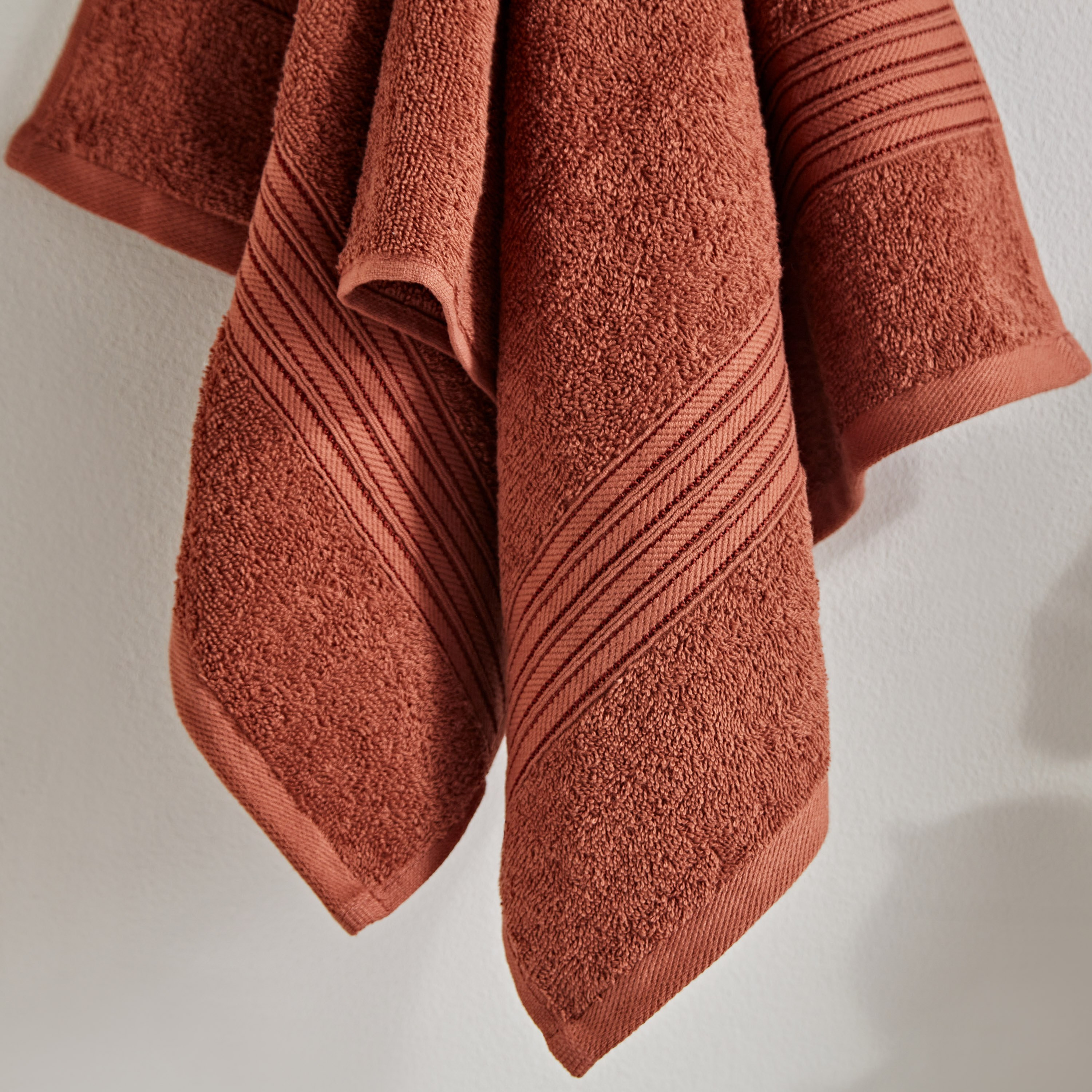 منشفة يد ممشطة من إسنشيال - 50x90 سم-hbxbathroom-bathroomtextiles-image-4