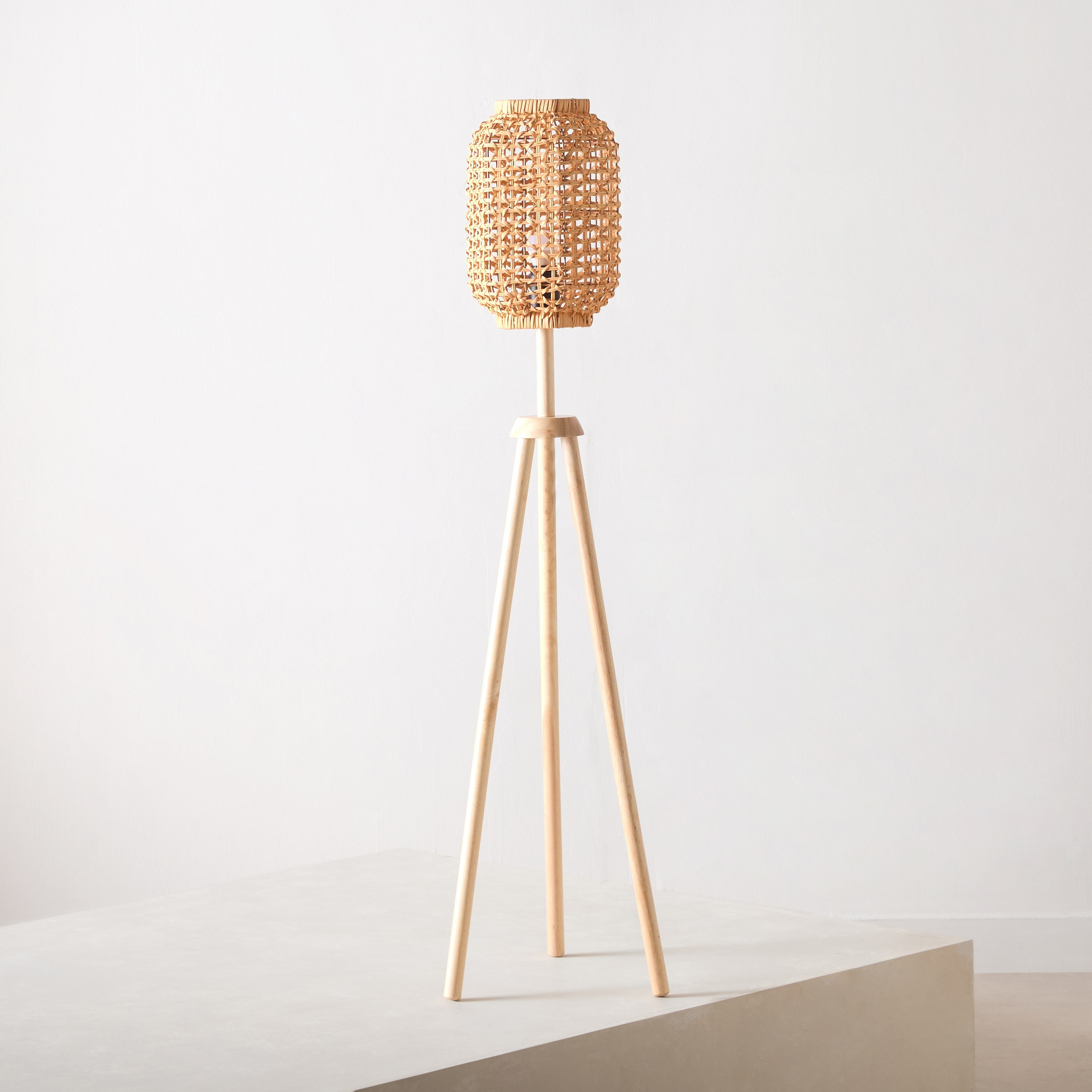 مصباح ثلاثي القوائم روطان بشكل سداسي مع حامل خشبي مستقيم من ناتشورال- 20x125 سم-hbxhomeware-hbxlivingroom-image-1