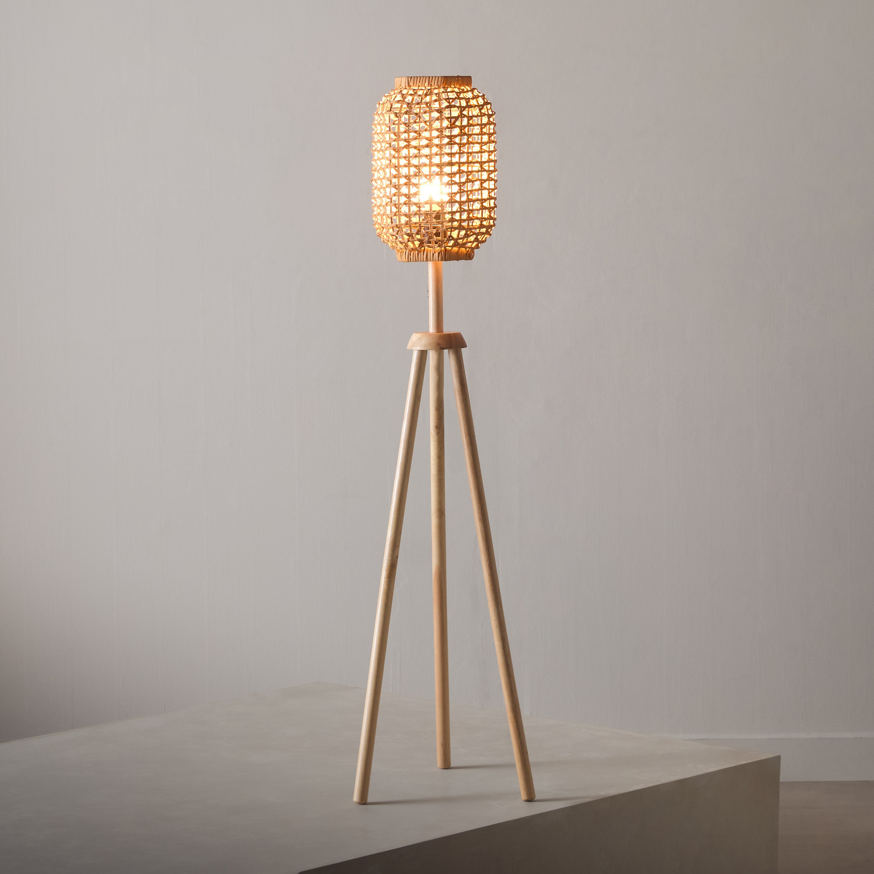 مصباح ثلاثي القوائم روطان بشكل سداسي مع حامل خشبي مستقيم من ناتشورال- 20x125 سم-hbxhomeware-hbxlivingroom-image-2