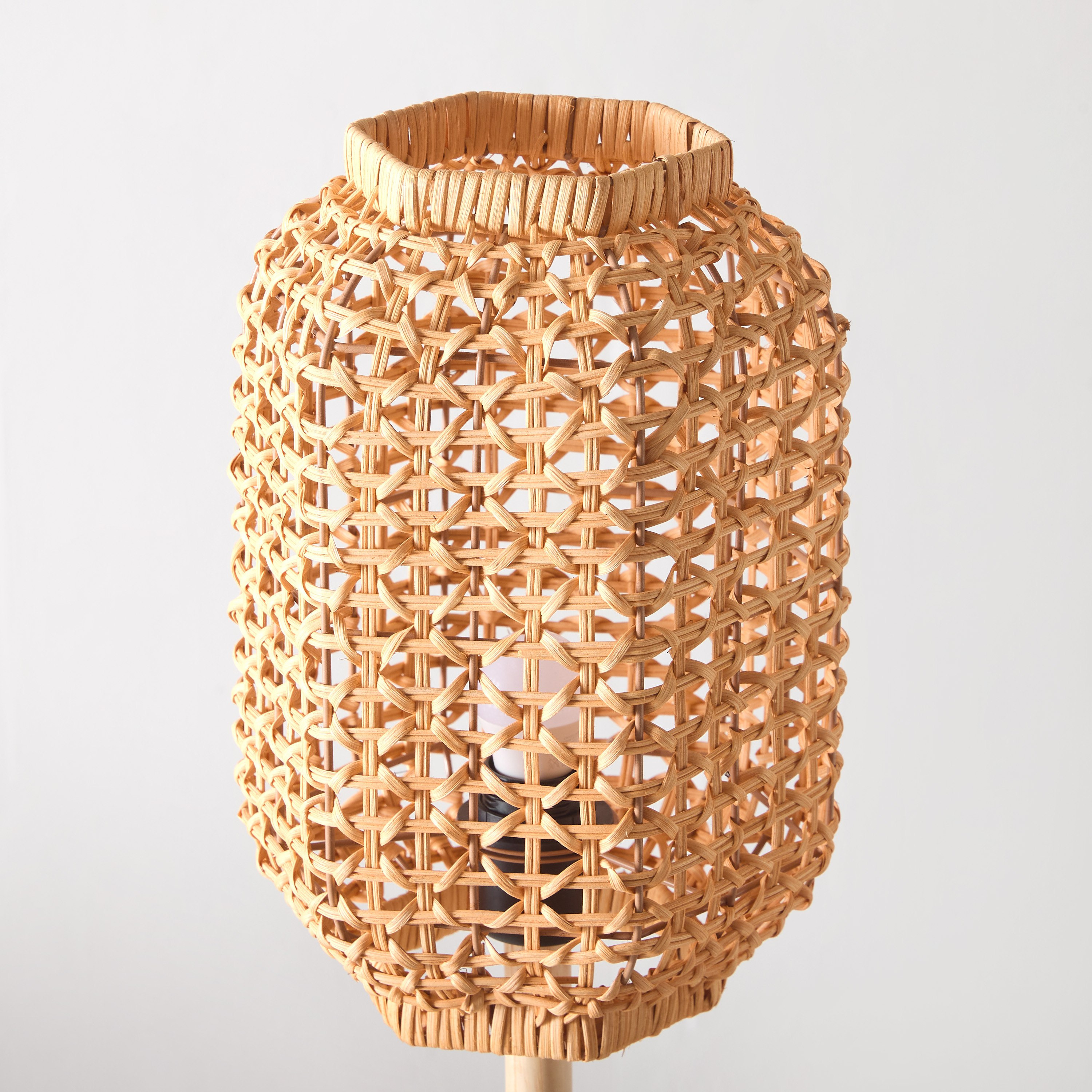 مصباح ثلاثي القوائم روطان بشكل سداسي مع حامل خشبي مستقيم من ناتشورال- 20x125 سم-hbxhomeware-hbxlivingroom-image-3